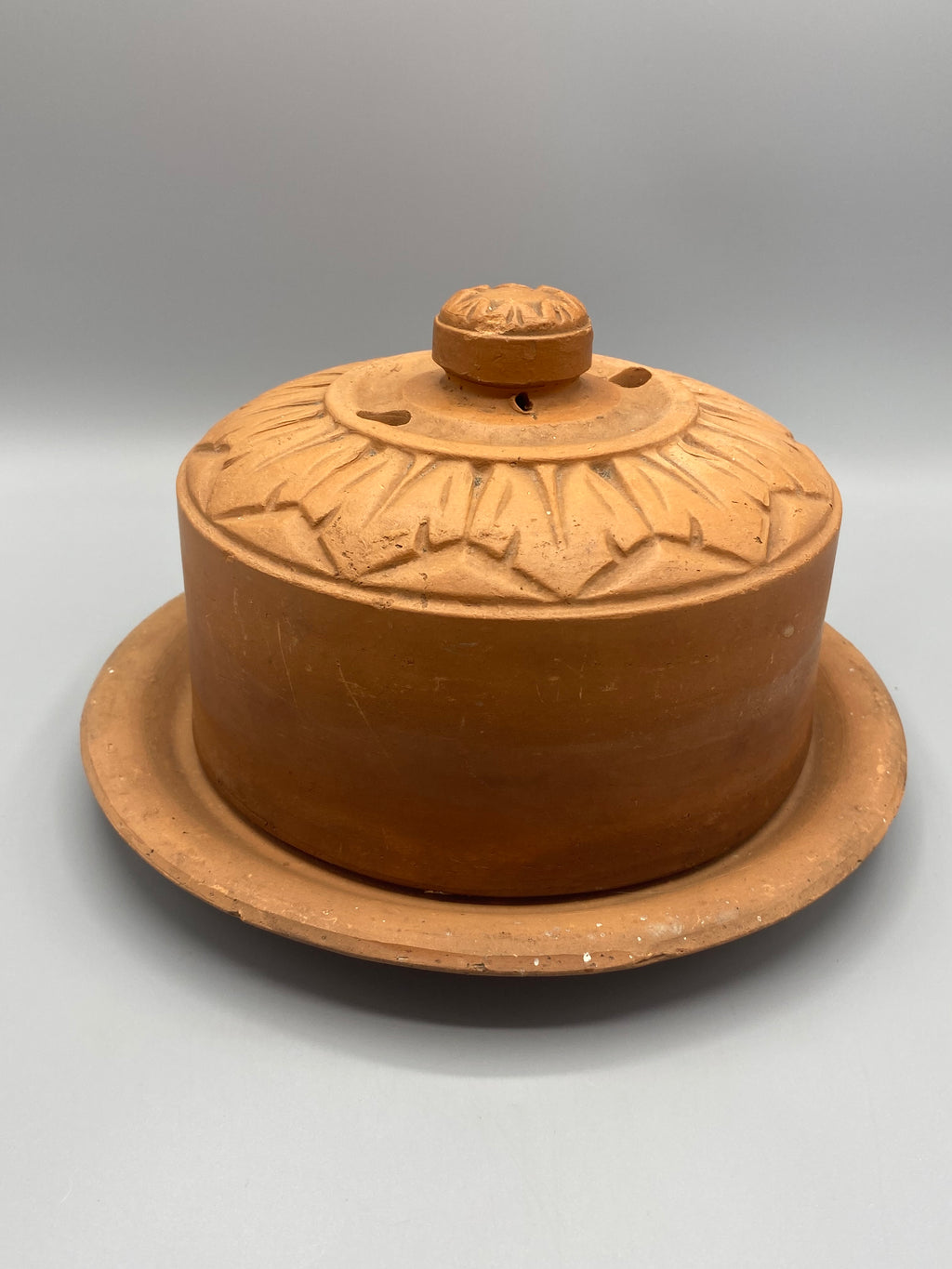 Beurrier conservateur terre cuite – Vue trois quarts, couvercle décor feuilles rayonnantes et bouton floral