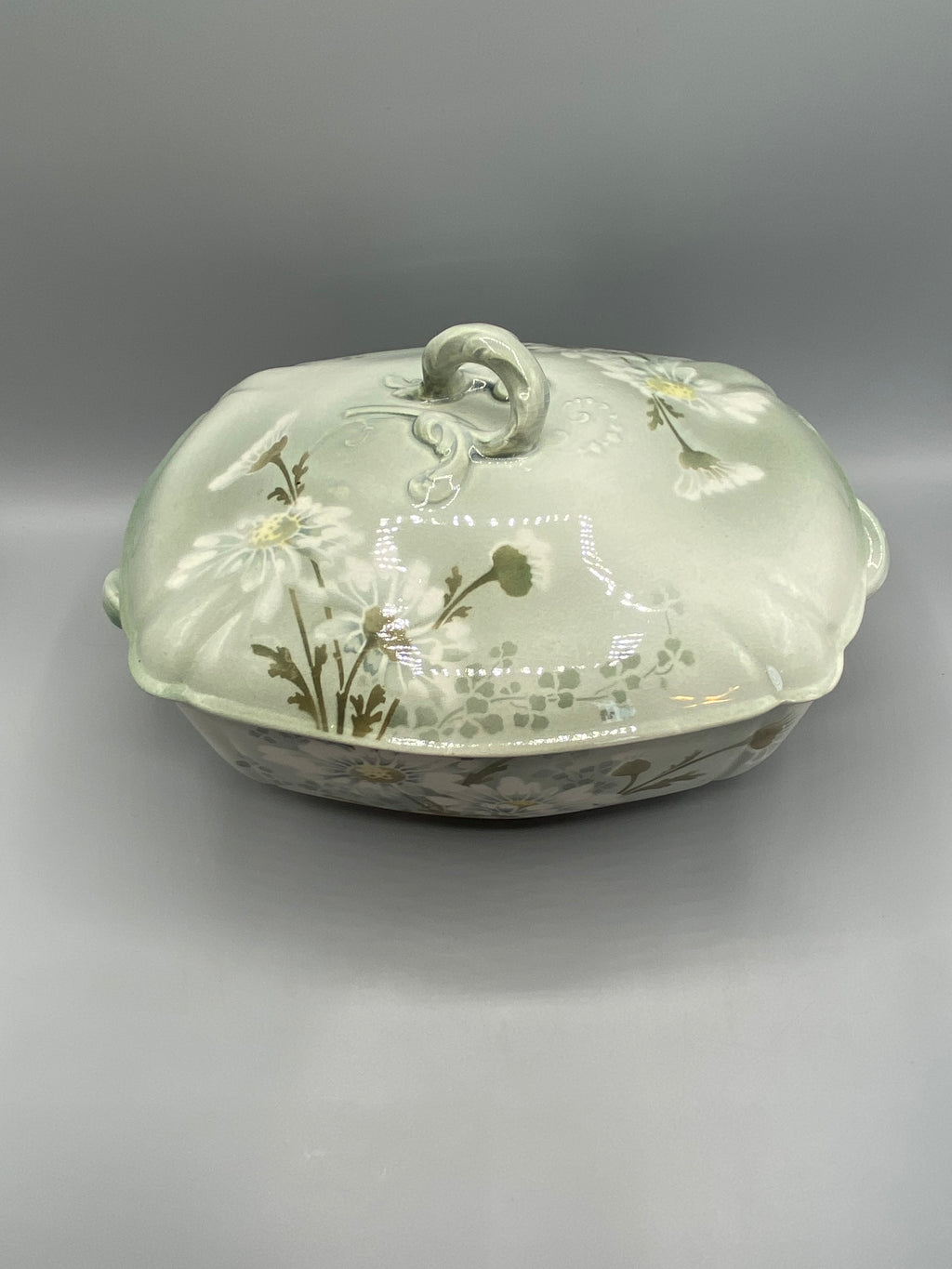 Légumier Mireille Keller & Guérin Lunéville – Vue de face, décor marguerites blanches sur fond vert d'eau