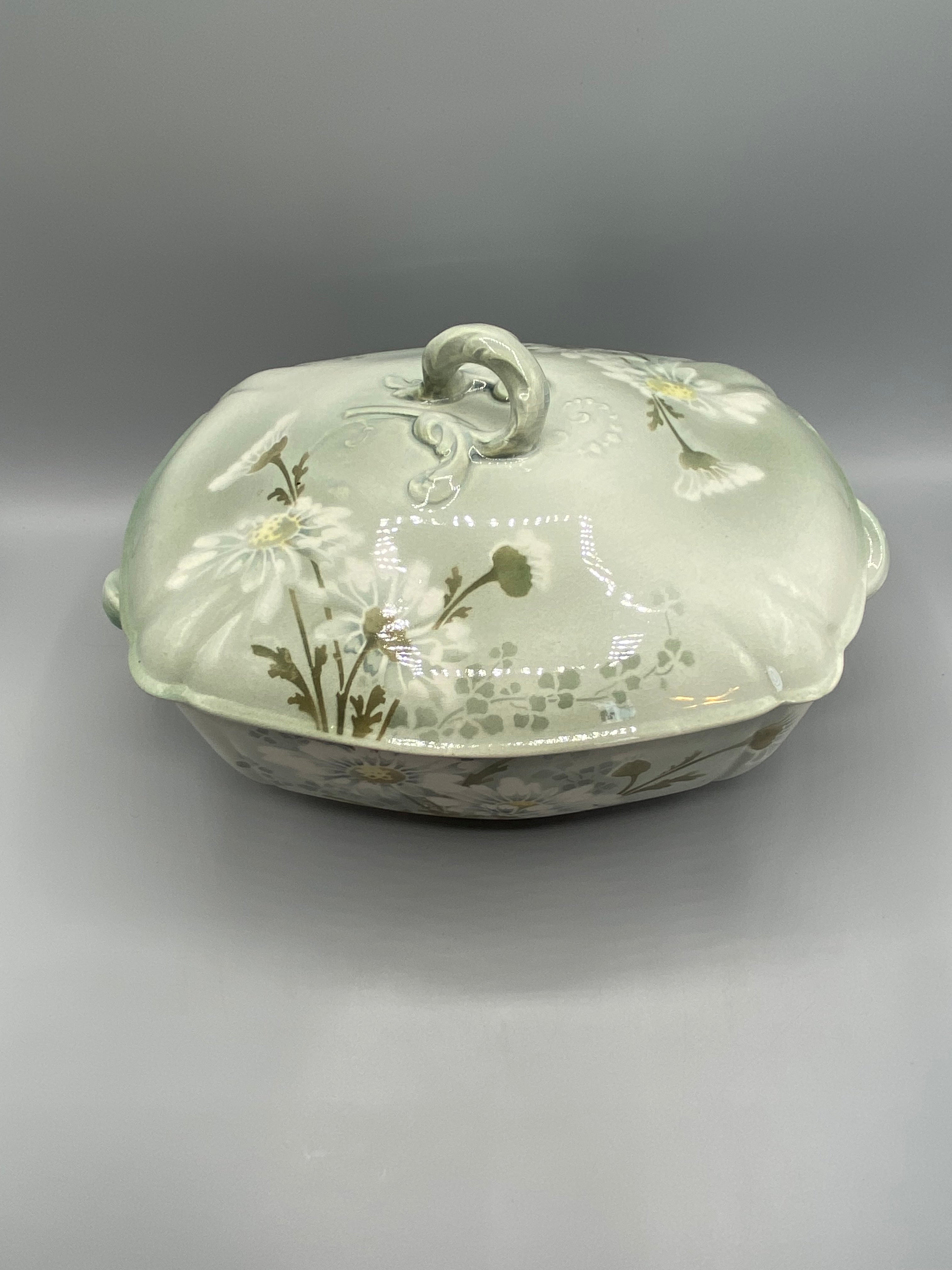Légumier Mireille Keller & Guérin Lunéville – Vue de face, décor marguerites blanches sur fond vert d'eau