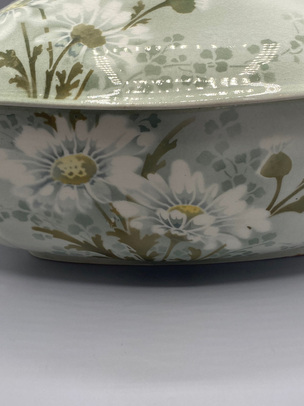 Légumier Mireille Keller & Guérin Lunéville – Couvercle retourné, monogramme D en relief et décor floral