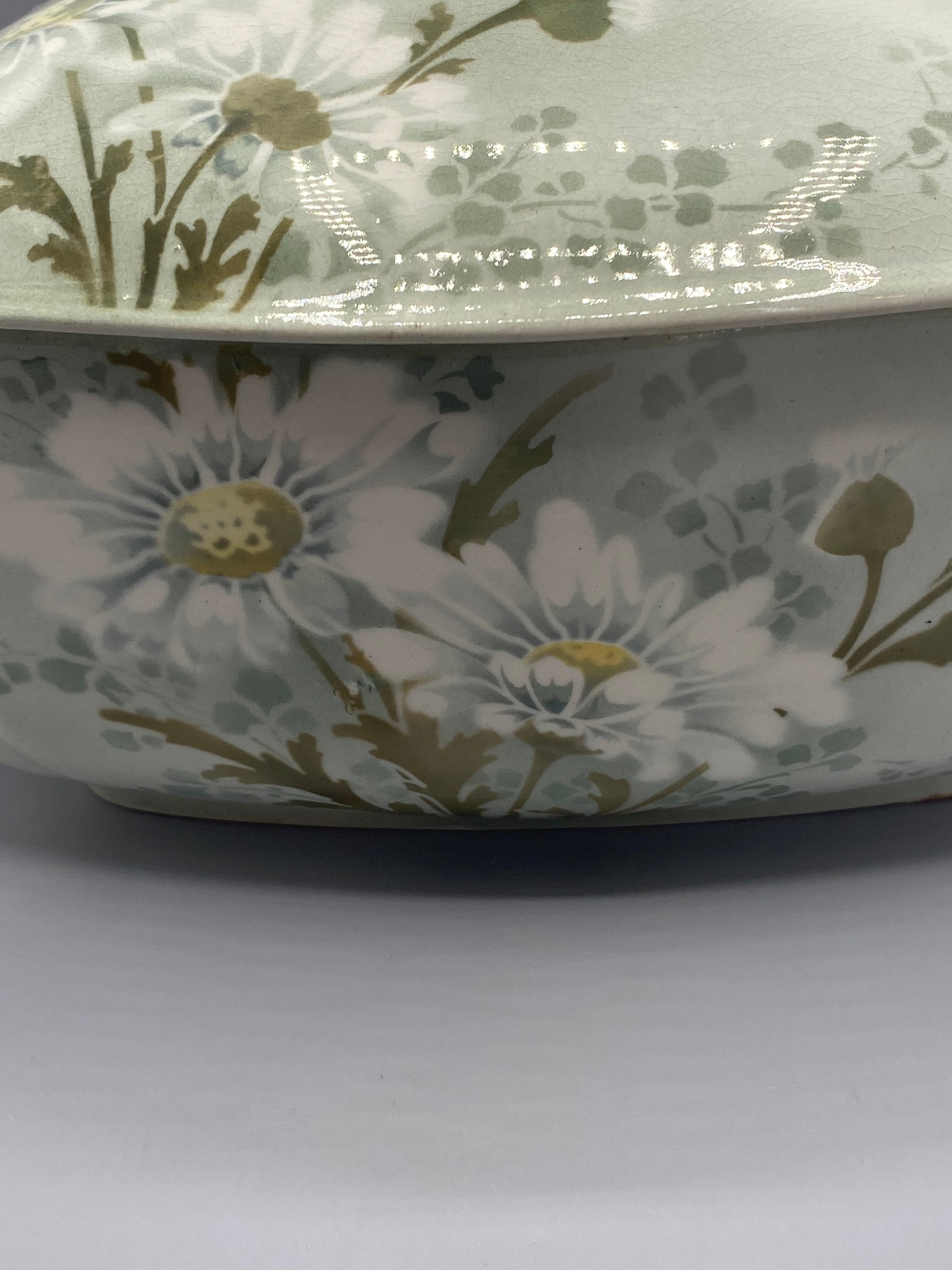 Légumier Mireille Keller & Guérin Lunéville – Couvercle retourné, monogramme D en relief et décor floral