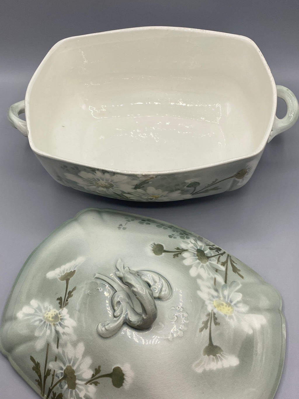 Légumier Mireille Keller & Guérin Lunéville – Vue de dessus couvercle, bouton volute et marguerites