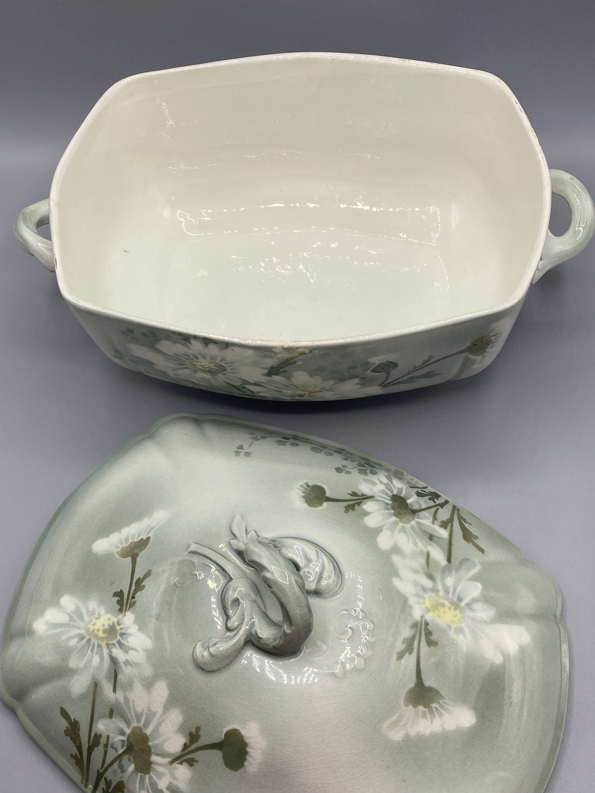Légumier Mireille Keller & Guérin Lunéville – Vue de dessus couvercle, bouton volute et marguerites