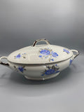 Légumier couvert porcelaine roses bleues MG Lorraine – Corps retourné et couvercle séparé, vue intérieure