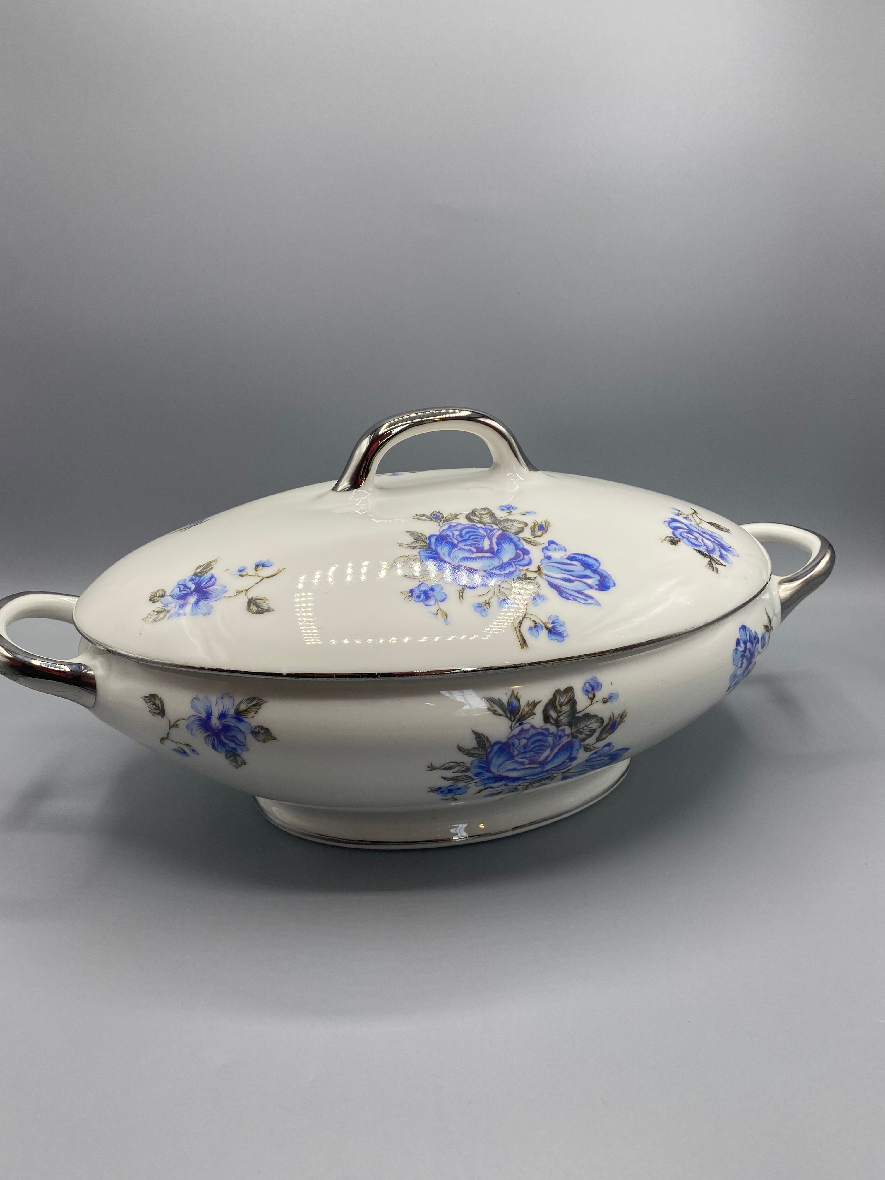 Légumier couvert porcelaine roses bleues MG Lorraine – Corps retourné et couvercle séparé, vue intérieure
