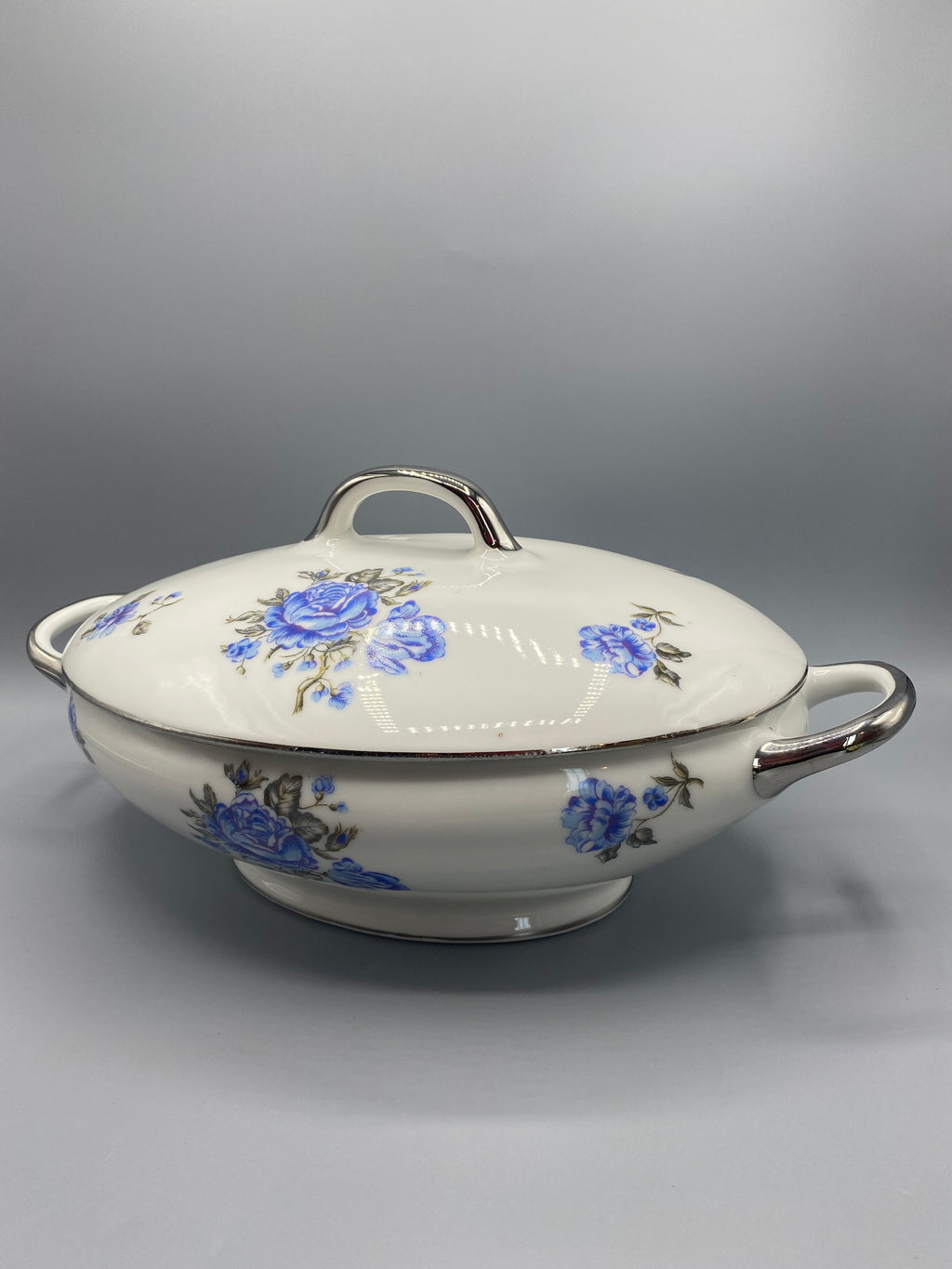 Légumier couvert porcelaine roses bleues MG Lorraine – Gros plan marquage MG Lorraine au revers