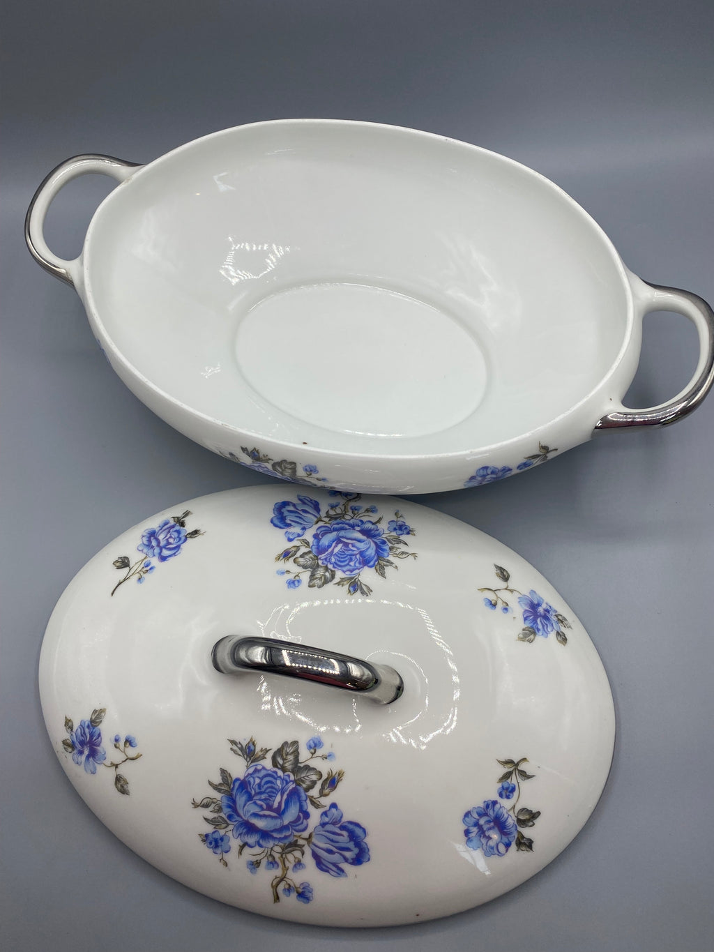 Légumier couvert porcelaine roses bleues MG Lorraine – Mesure largeur anses comprises, environ 36-37 cm