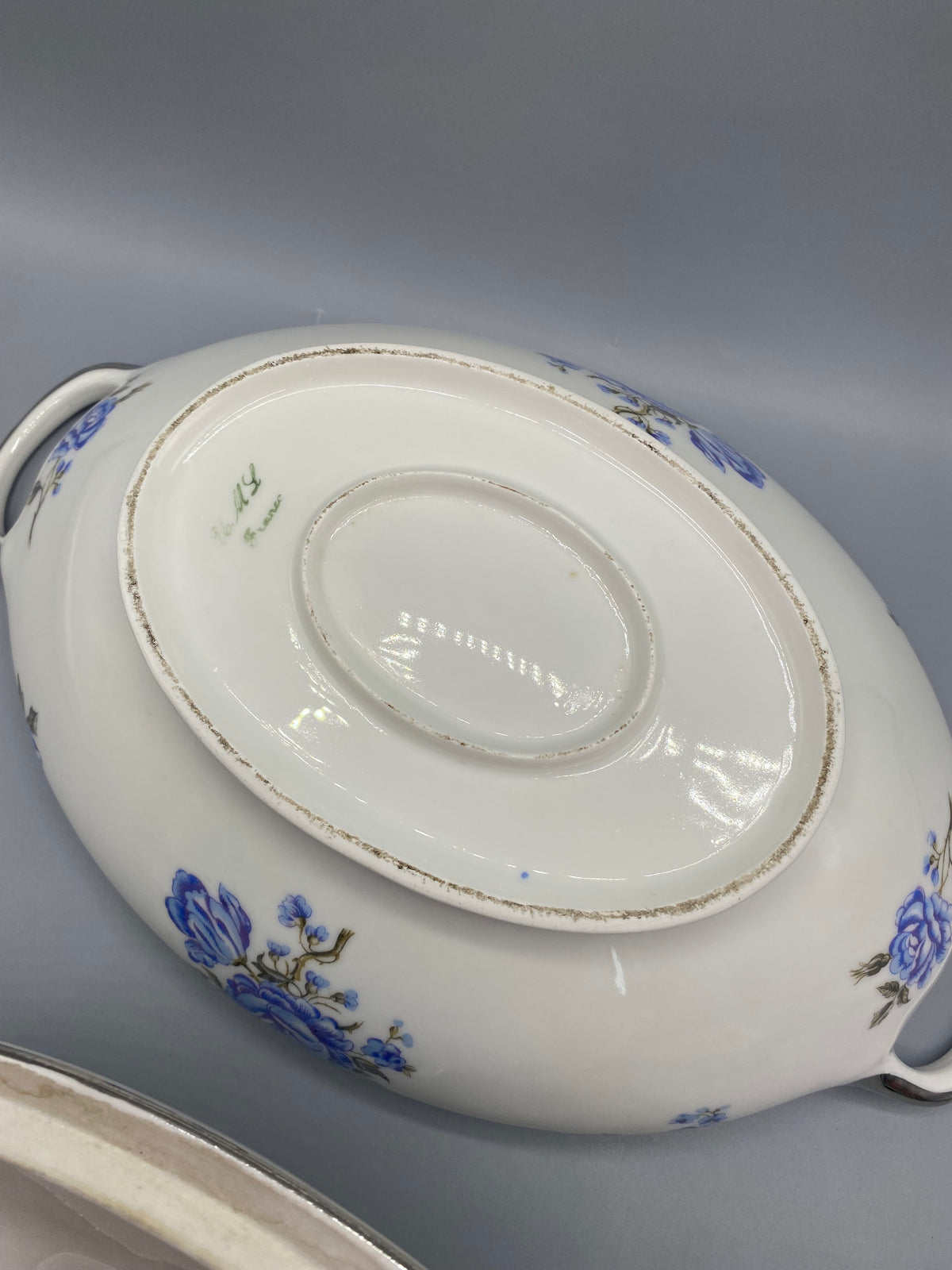 Légumier couvert porcelaine roses bleues MG Lorraine – Mesure hauteur avec couvercle, environ 20 cm