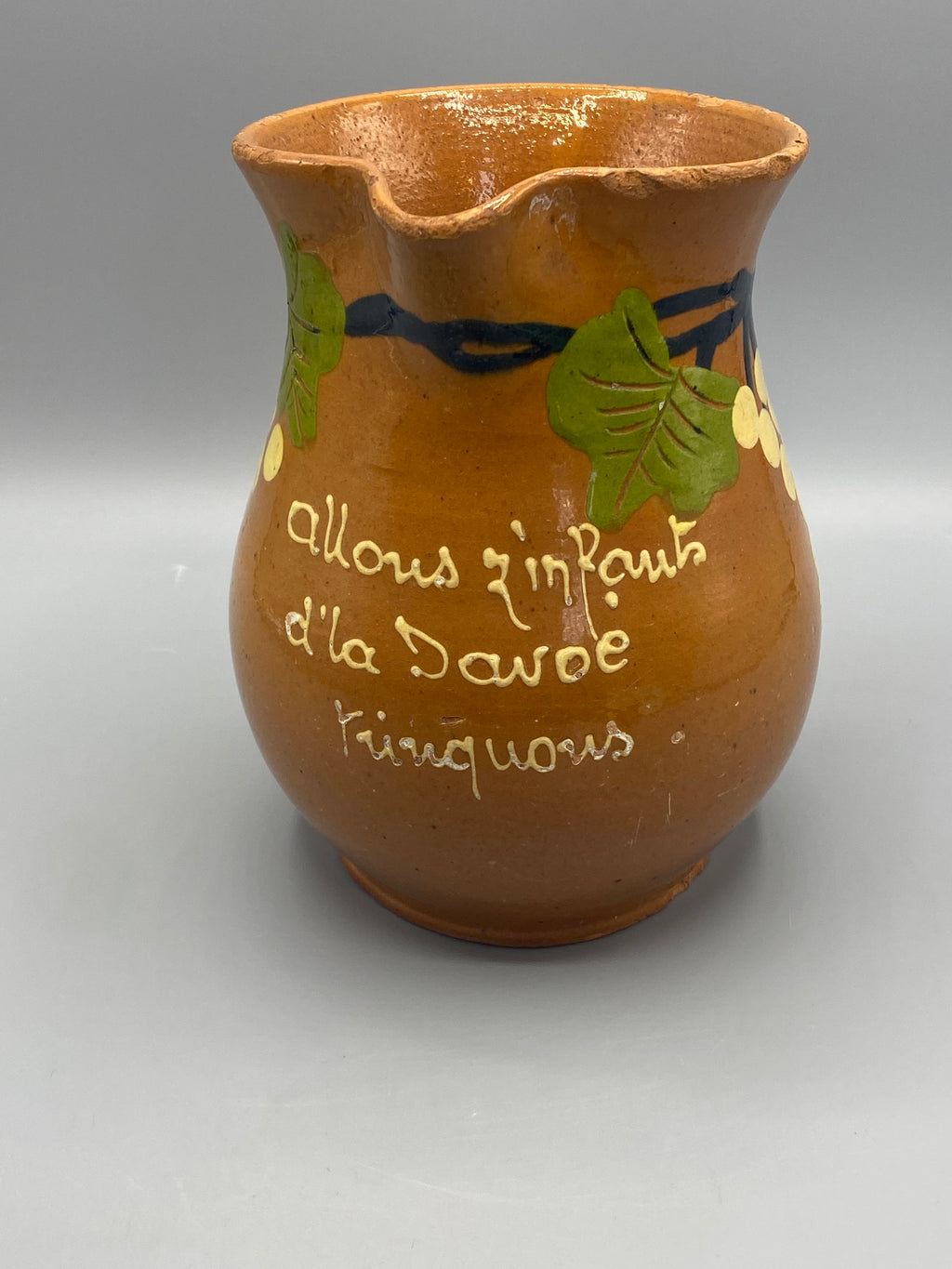 Pichet terre cuite glaçure miel – Décor vigne – Savoie