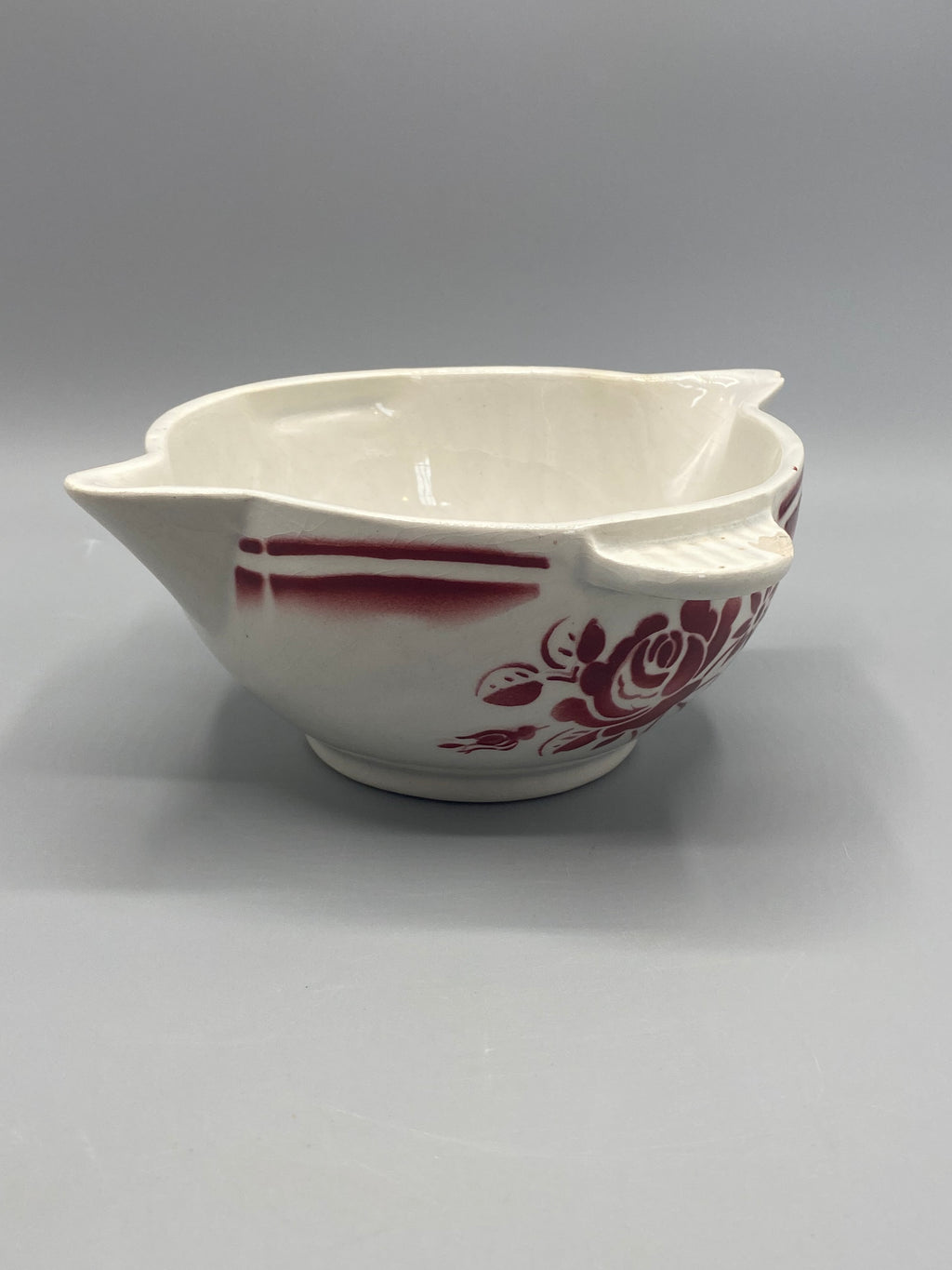 Saucière en faïence blanche décor roses bordeaux – vue de dessus avec mesure