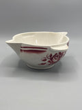 Saucière en faïence blanche décor roses bordeaux – vue de dessus avec mesure
