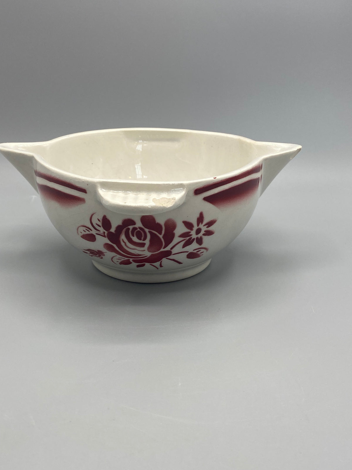 Saucière en faïence blanche décor roses bordeaux – vue de dessous