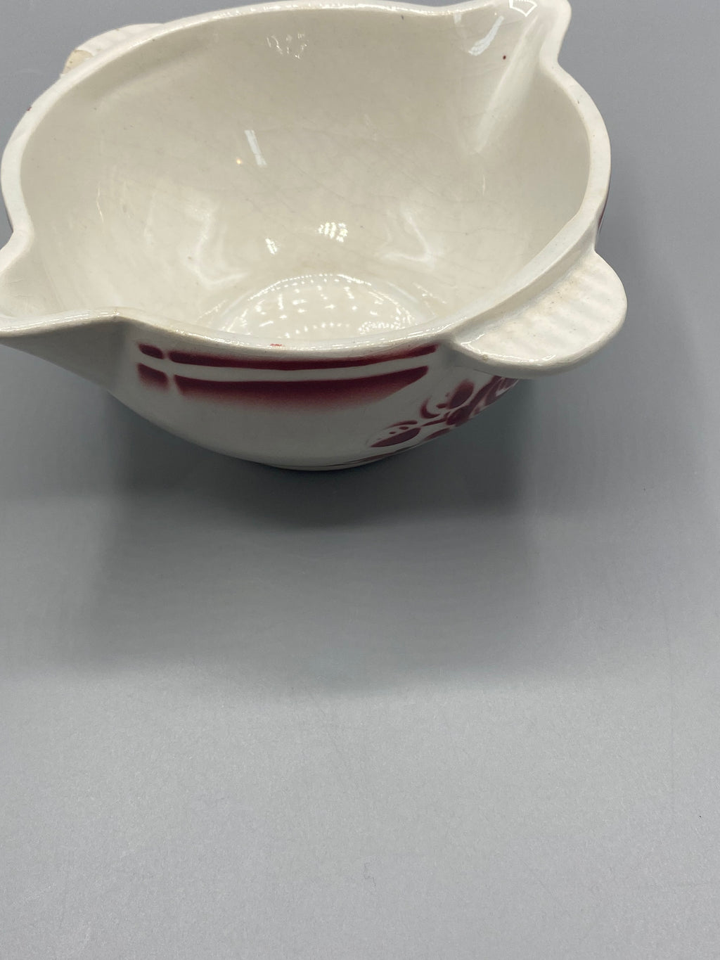 Saucière en faïence – détail oreille avec éclat