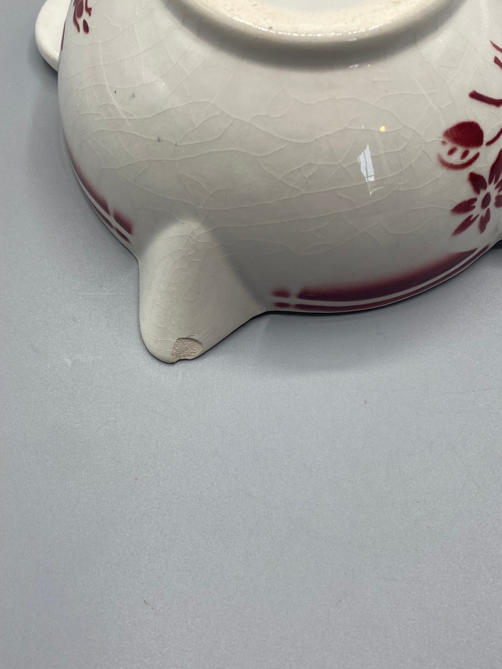 Saucière en faïence – vue de profil côté oreille