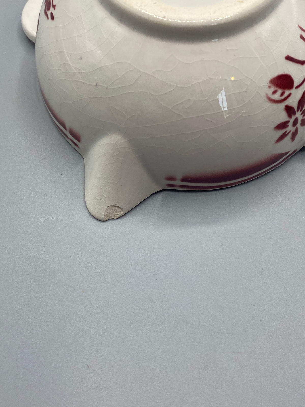 Saucière en faïence – vue de profil côté oreille