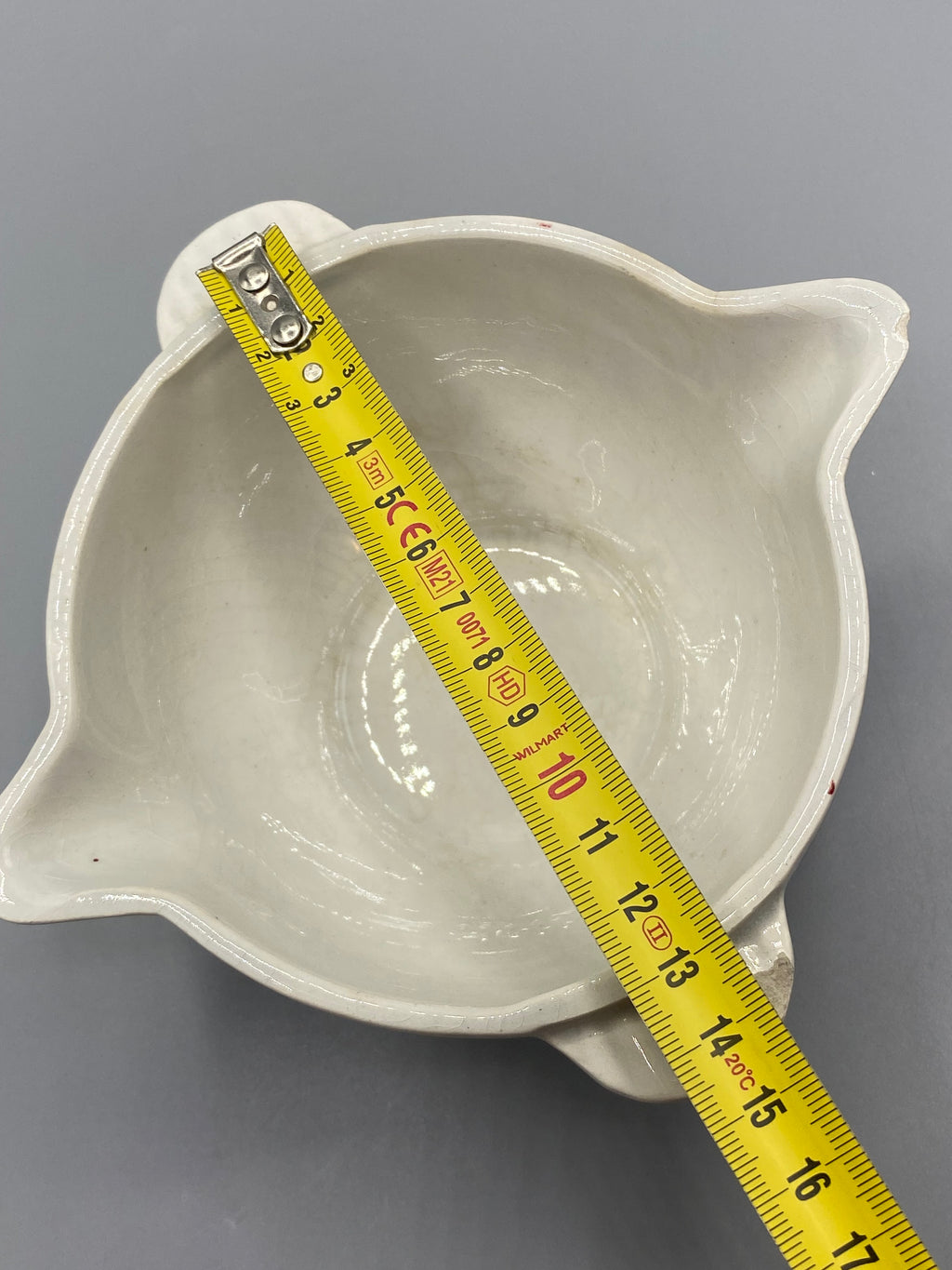 Saucière en faïence – vue trois quarts