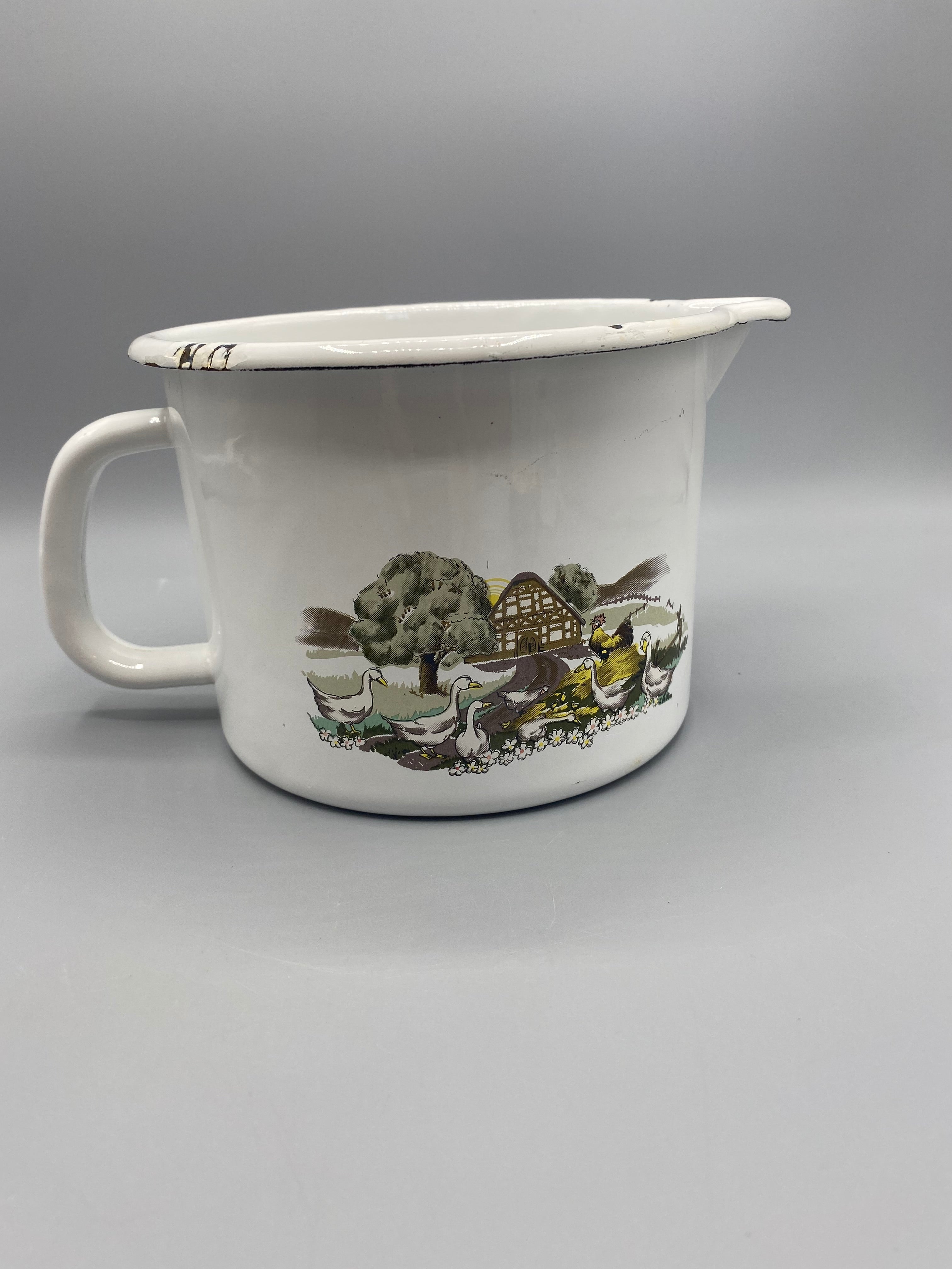 Verseuse tôle émaillée – décor champêtre oies et colombages, vue de face
