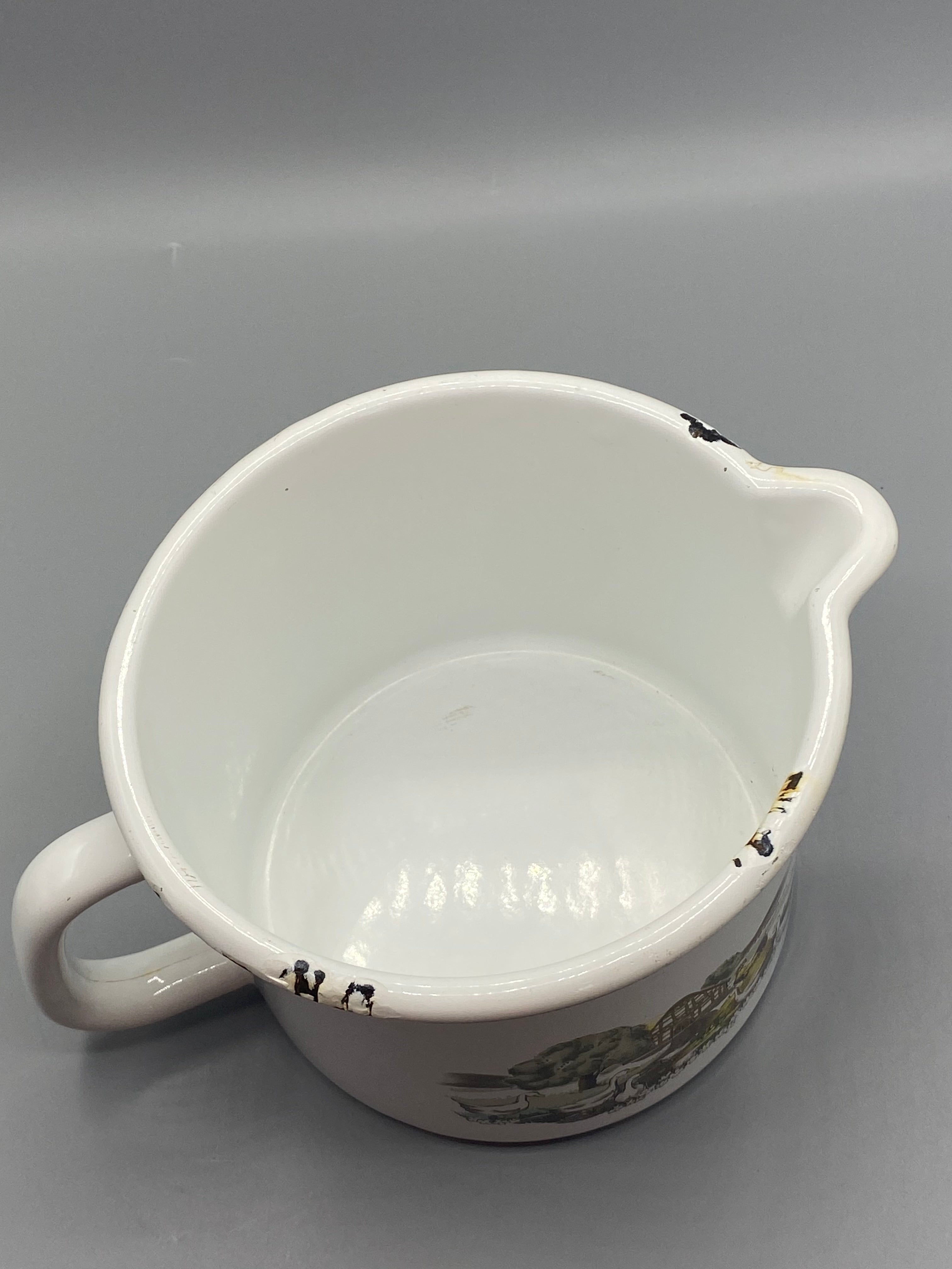 Verseuse tôle émaillée – hauteur mesurée environ 11 cm