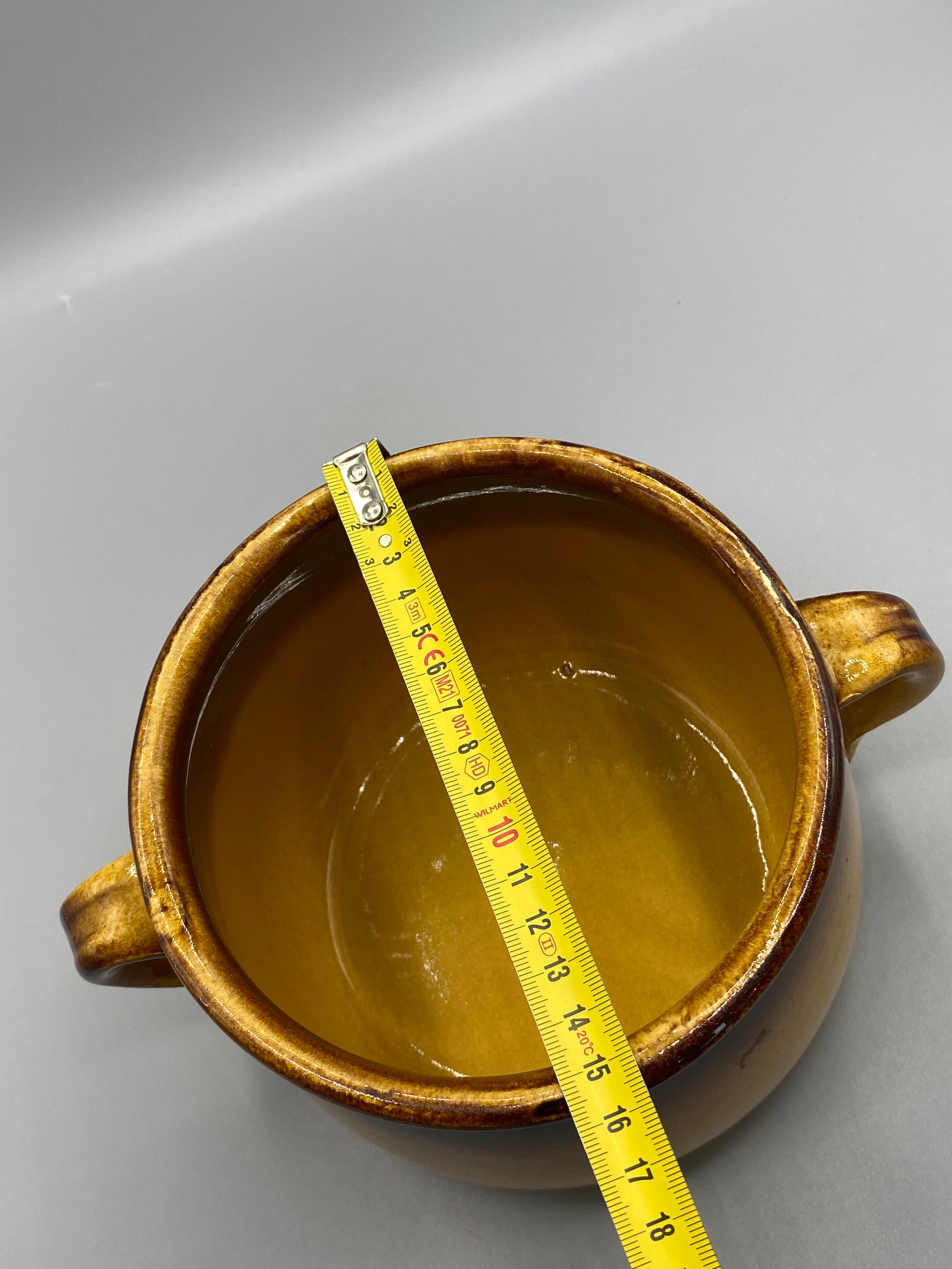 Pot à cuire terre vernissée – hauteur mesurée environ 12 cm, détail éclat rebord
