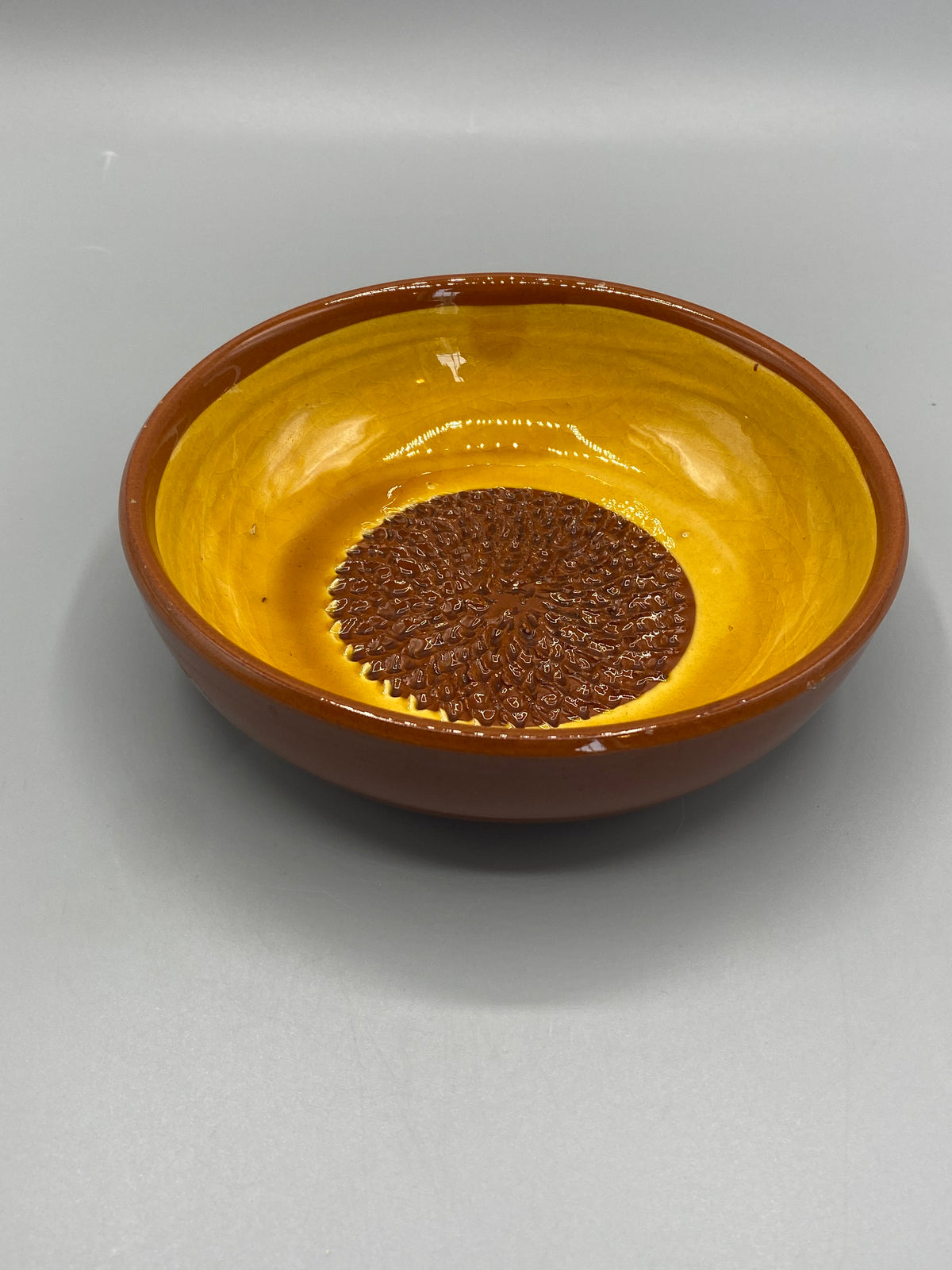 Ravier terre vernissée – vue de face, décor tournesol en relief, jaune et brun