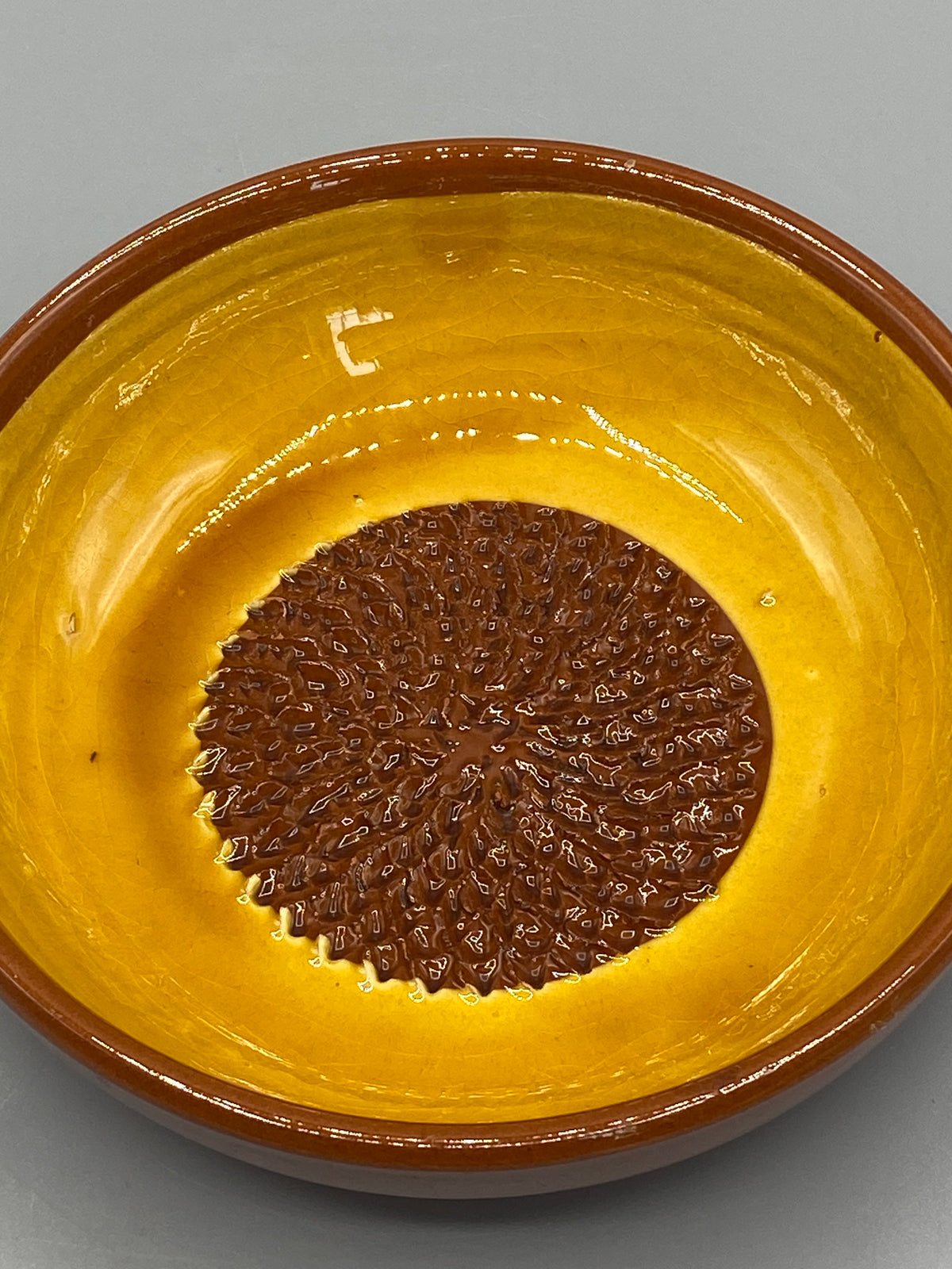 Ravier terre vernissée – vue intérieure, détail relief tournesol