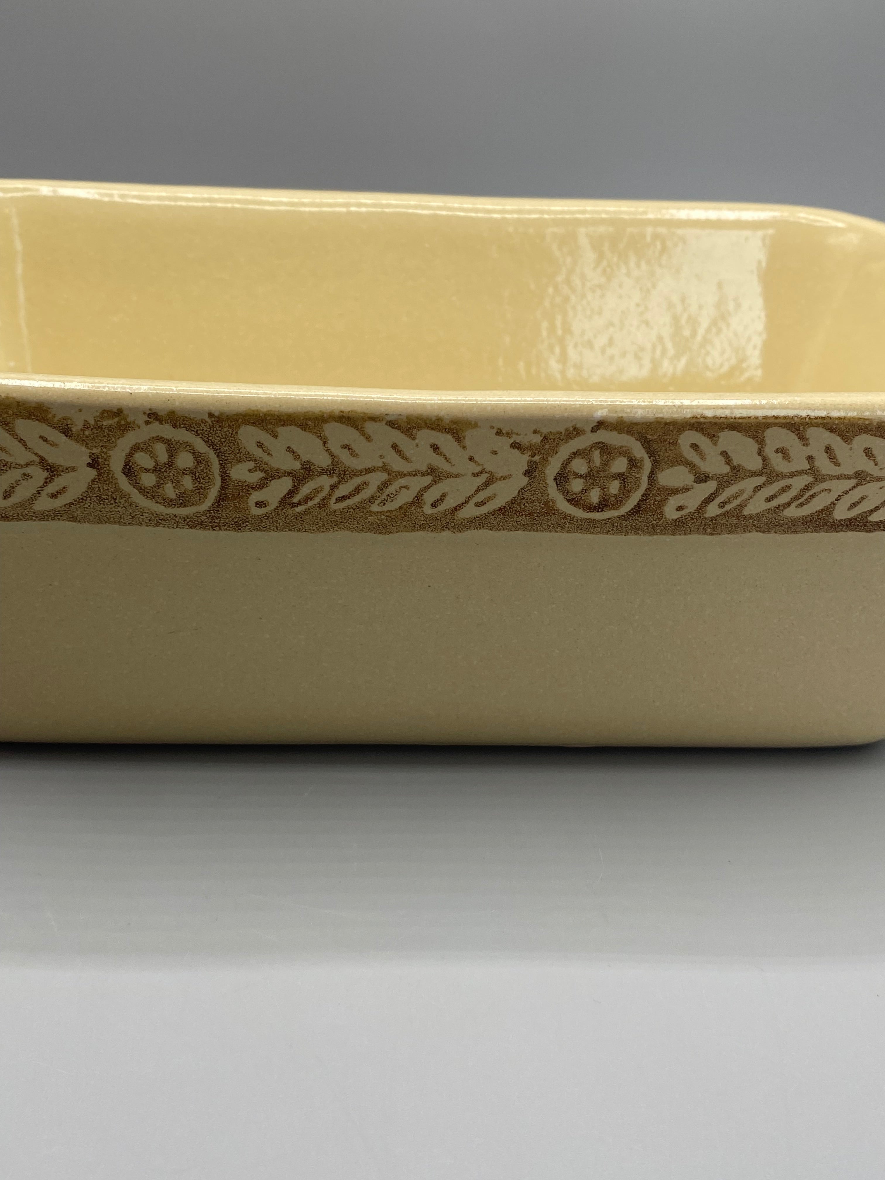 Plat à four faïence crème – vue extérieure, frise moulée feuillages et rosaces