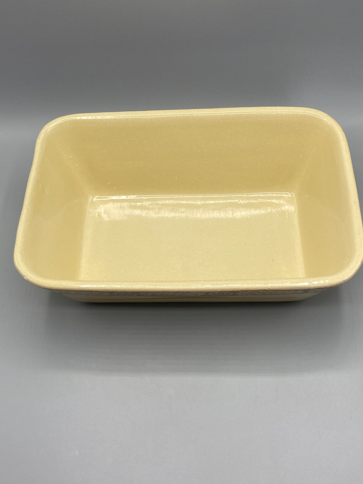 Plat à four faïence crème – fond, vue du dessous