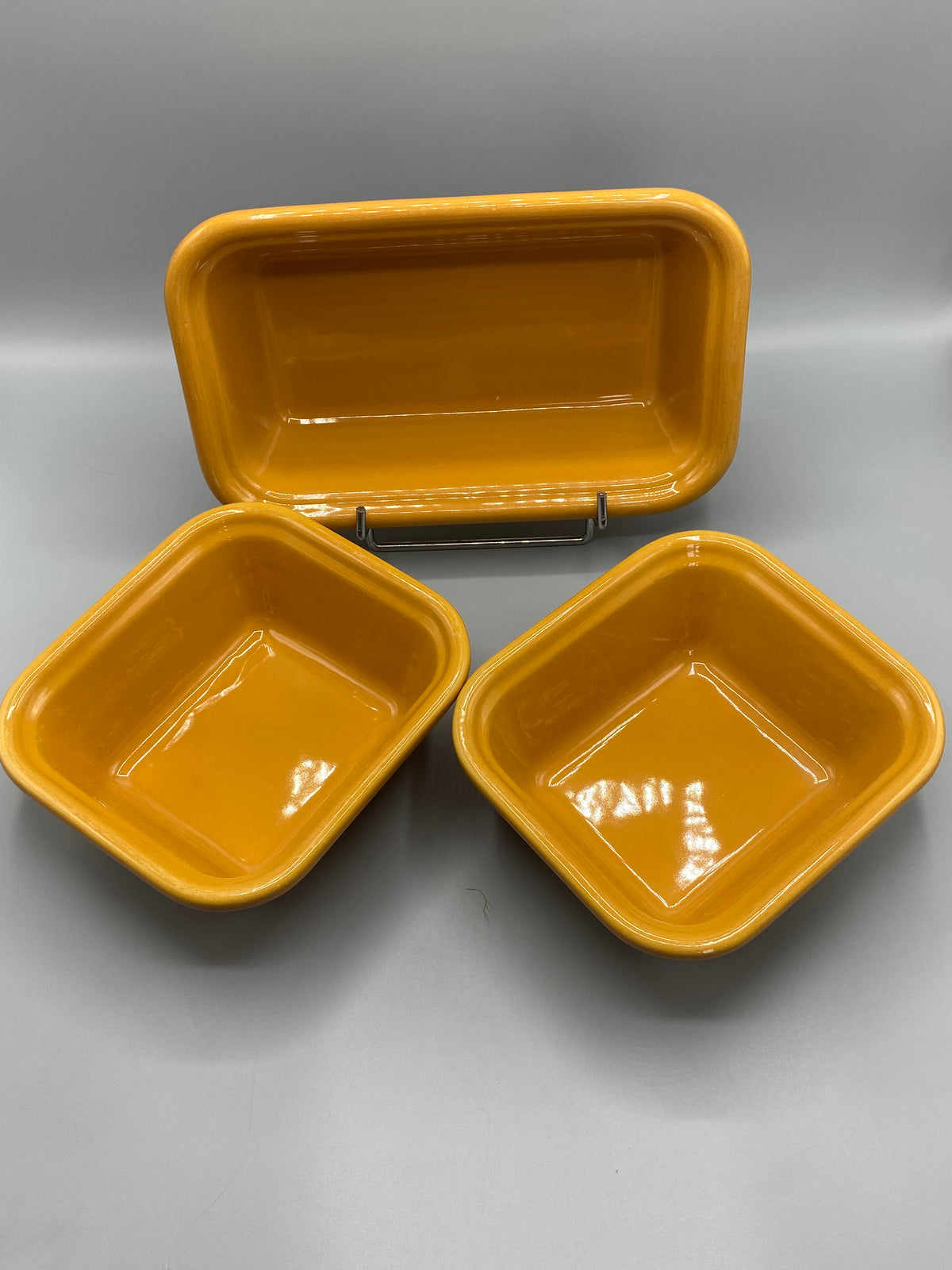 3 plats Emile Henry Gastron jaune moutarde – vue d'ensemble