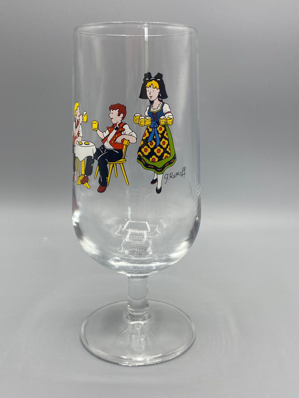 Verre à bière J. Ratkoff – vue trois quarts, détail serveuse en costume