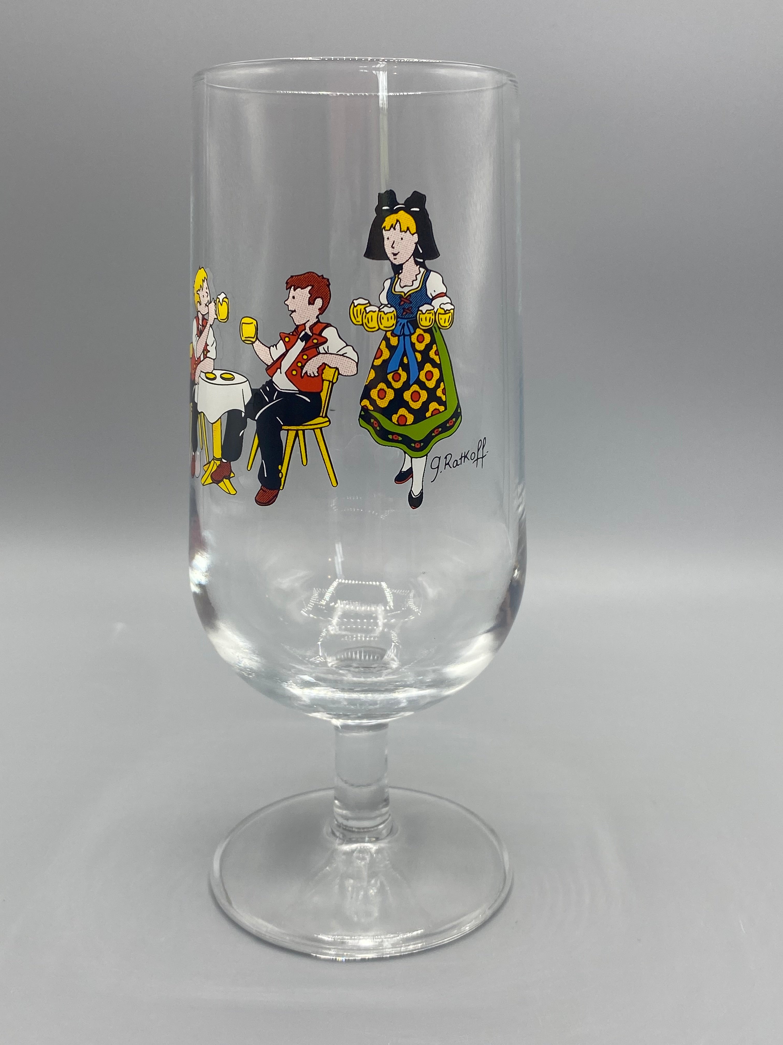 Verre à bière J. Ratkoff – vue trois quarts, détail serveuse en costume