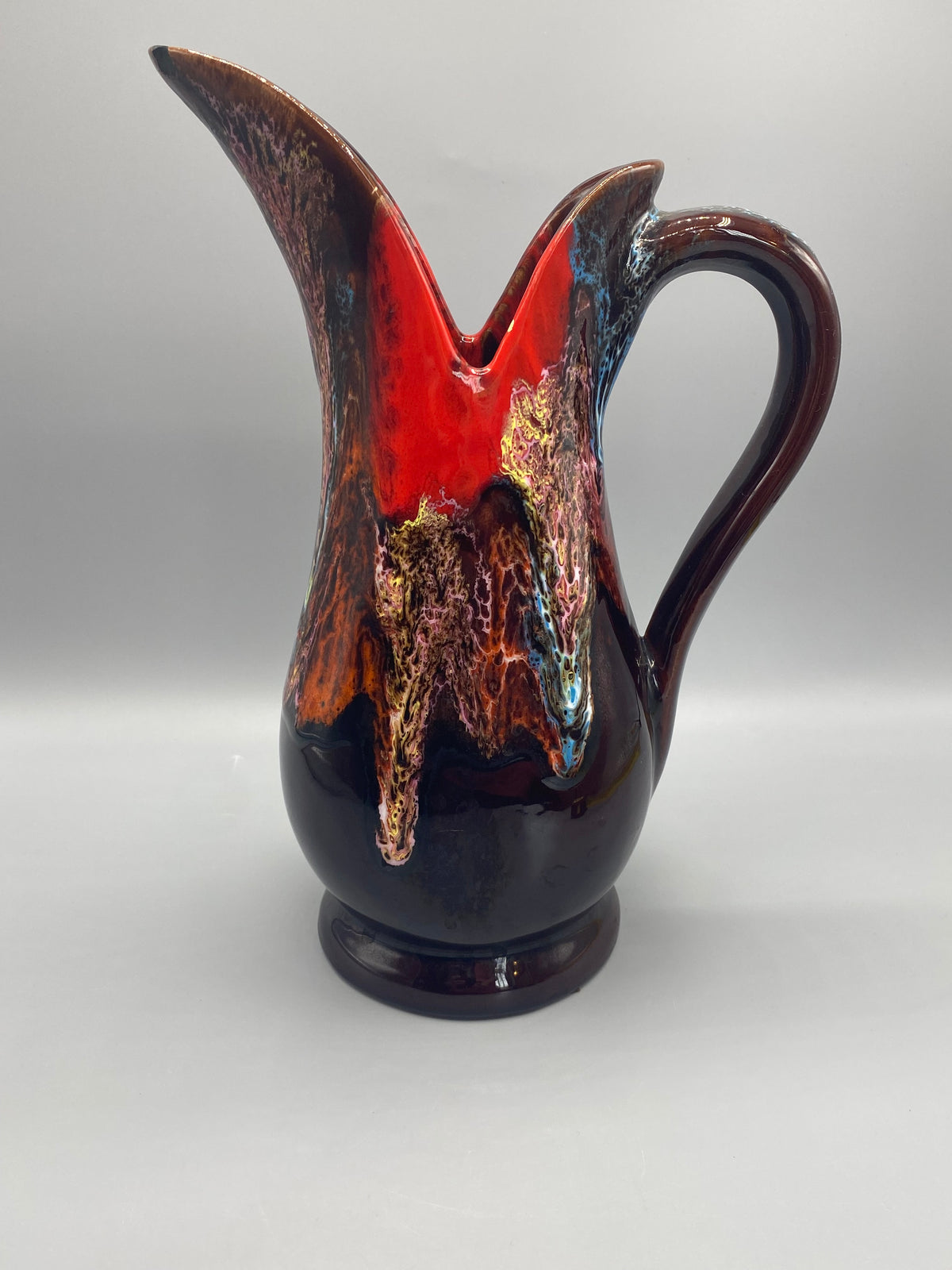 Grande aiguière Vallauris – vue de face, émaux polychromes rouge brun bleu