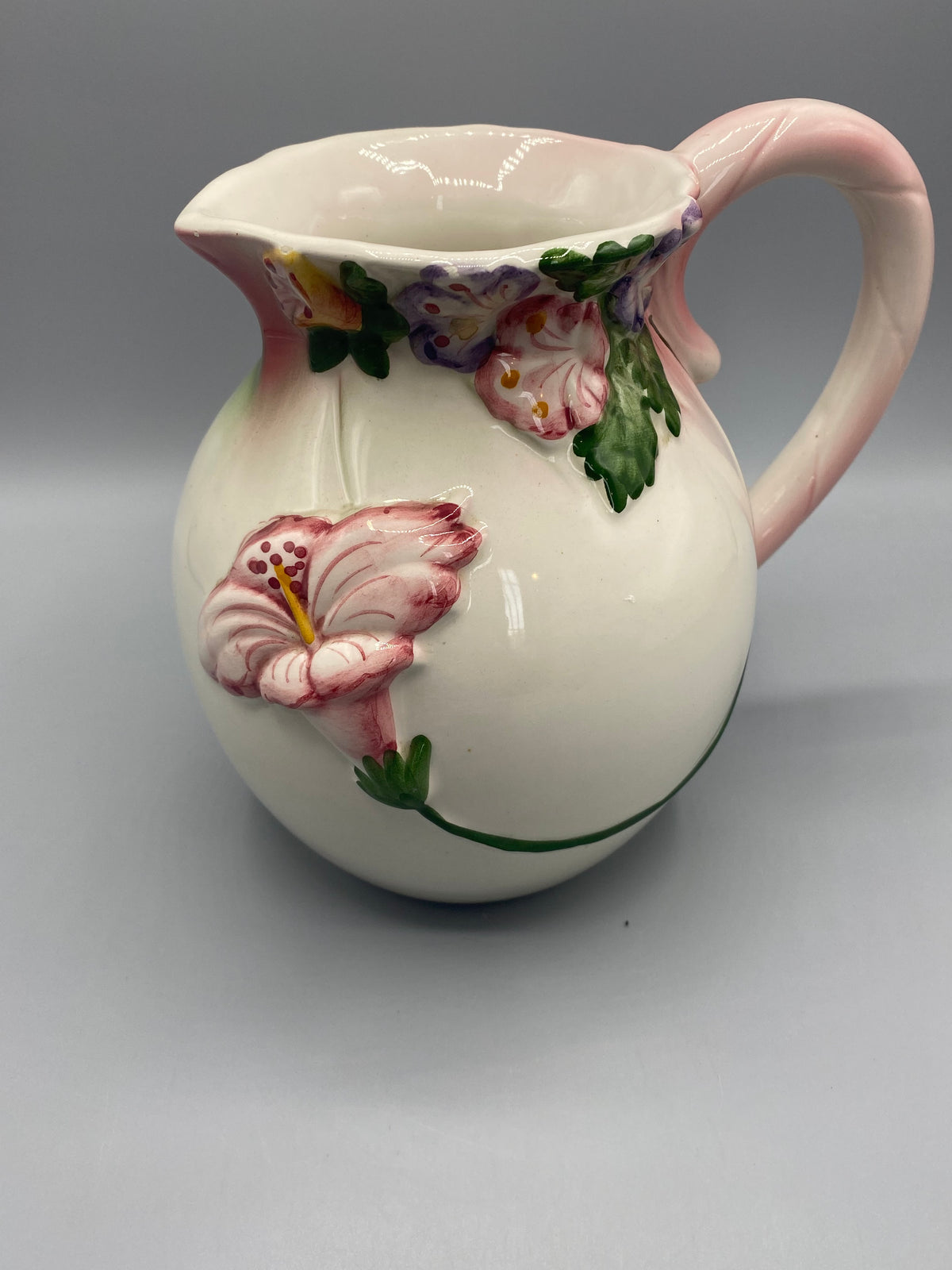 Pichet céramique fleurs relief – vue de face, décor floral rose et vert