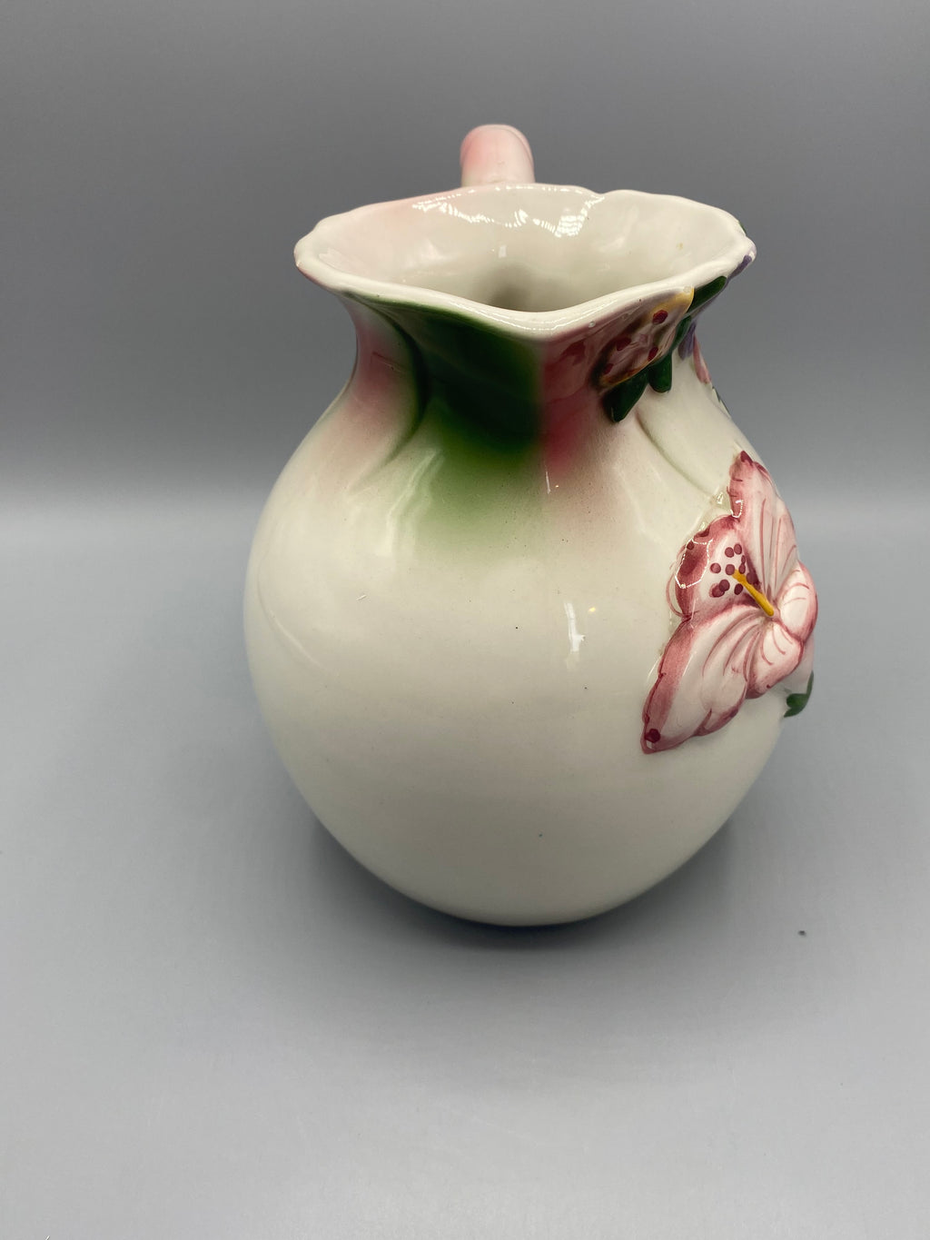 Pichet céramique fleurs relief – vue de dos, anse rose