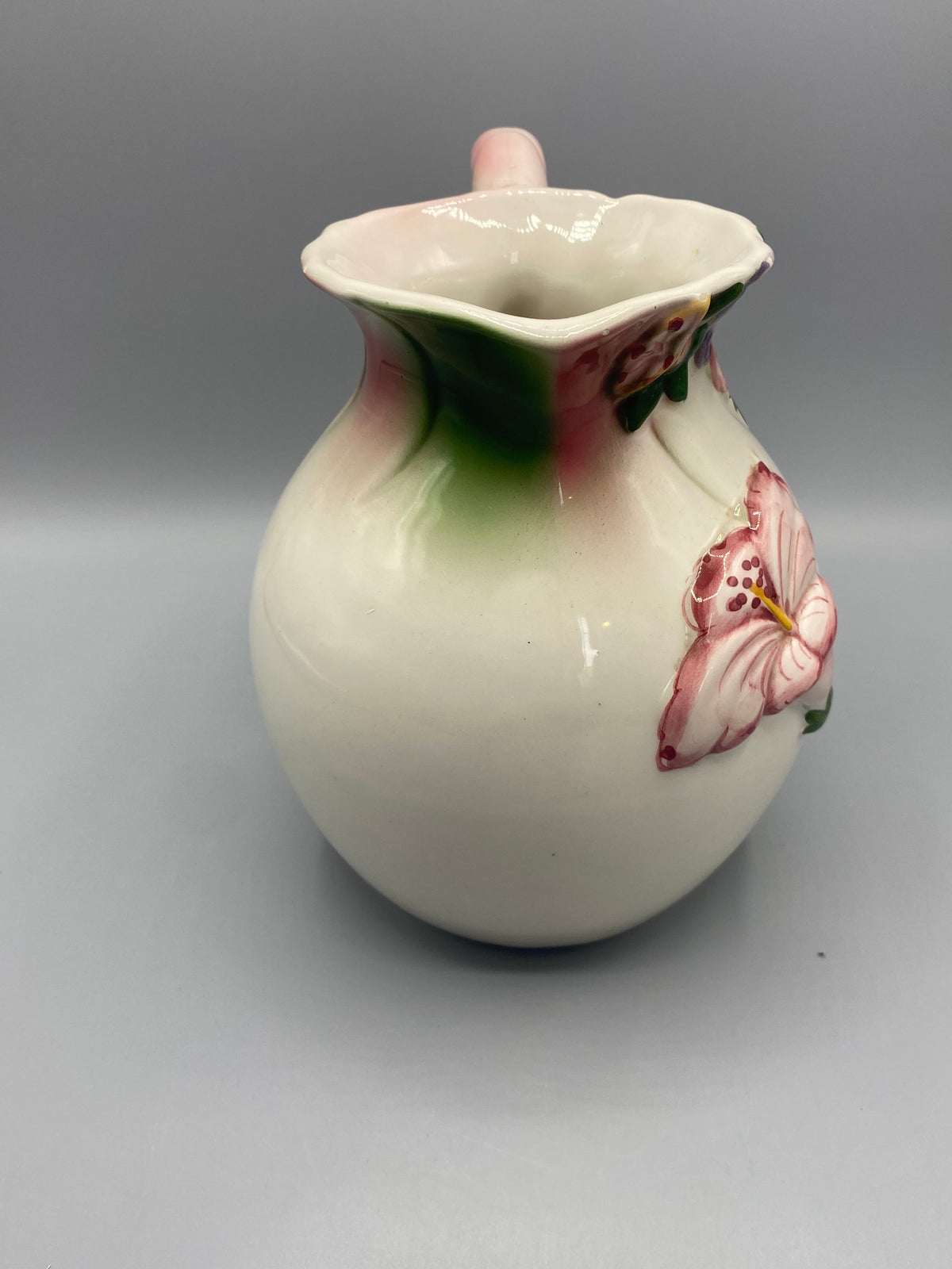 Pichet céramique fleurs relief – vue de dos, anse rose