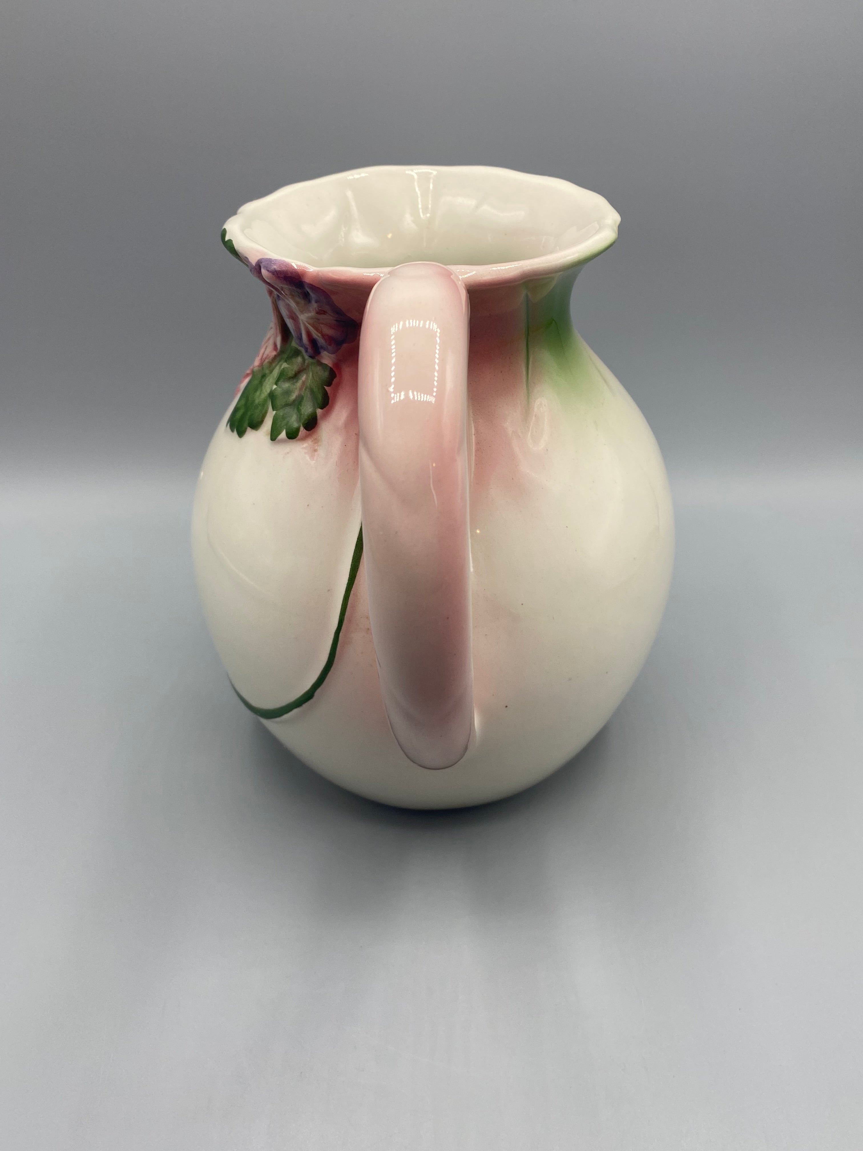 Pichet céramique fleurs relief – fond, marquage Hand Painted