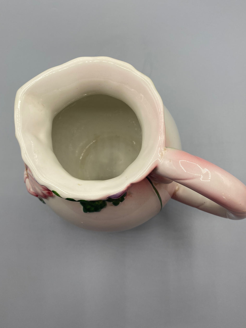 Pichet céramique fleurs relief – hauteur mesurée environ 18 cm