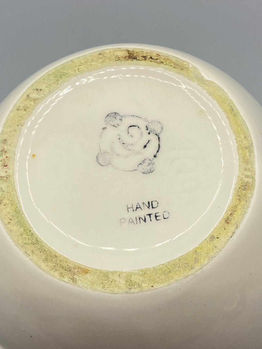 Pichet céramique fleurs relief – diamètre ouverture mesuré environ 10 cm