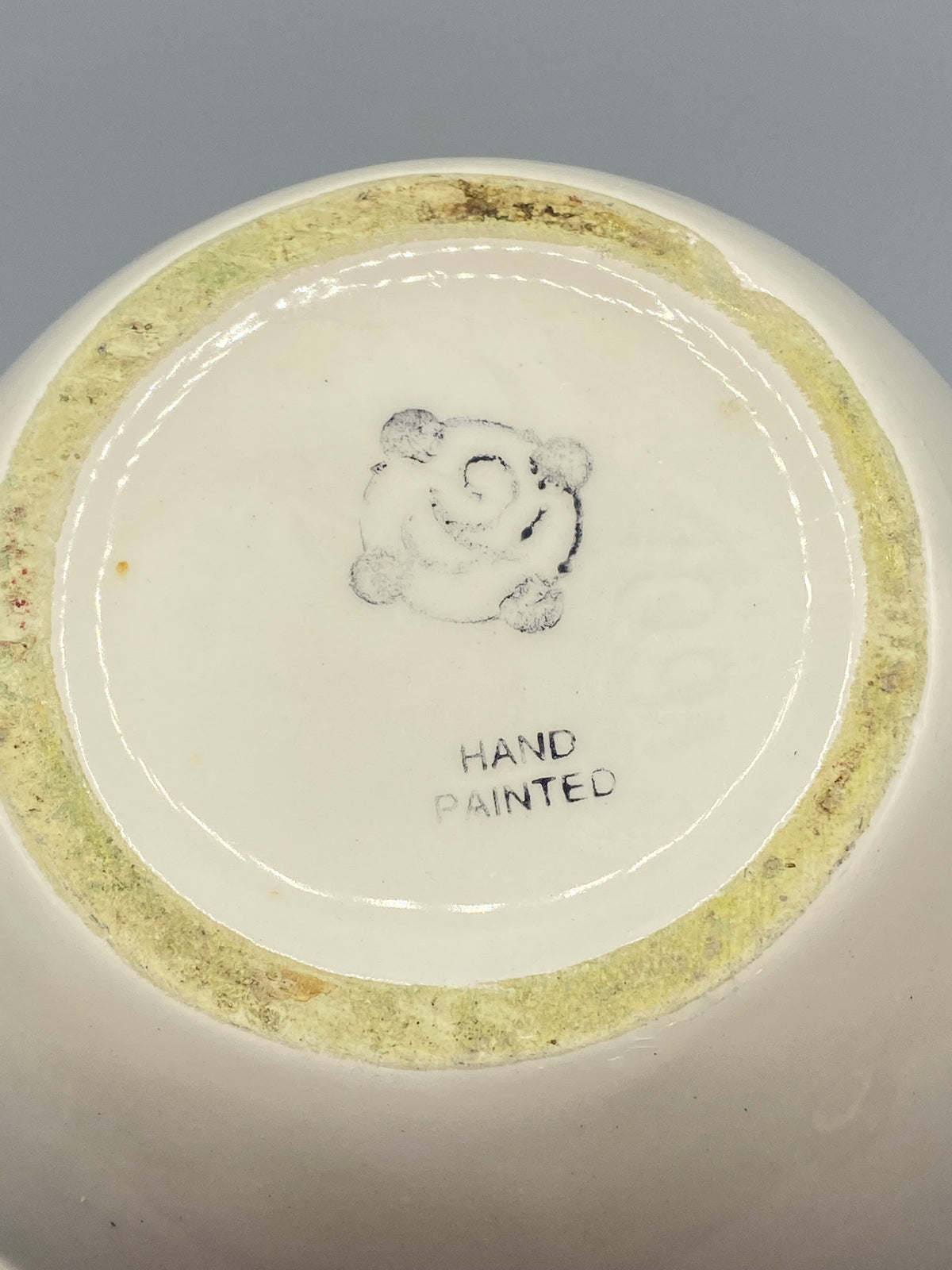 Pichet céramique fleurs relief – diamètre ouverture mesuré environ 10 cm