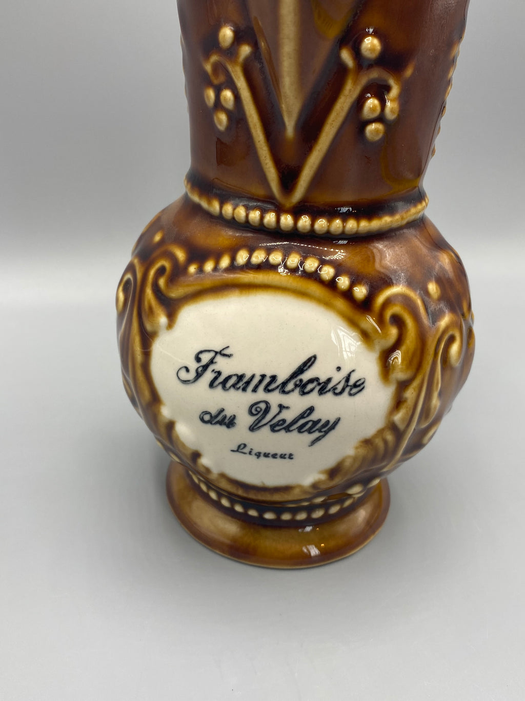Pichet Framboise du Velay – vue trois quarts, anse et bec verseur