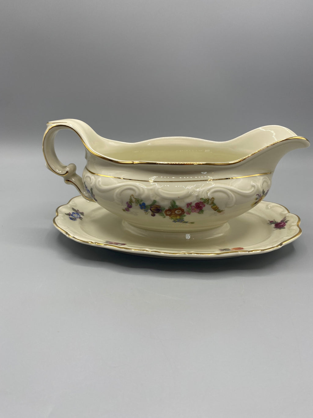 Saucière Schumann Arzberg – vue de face, décor floral polychrome et filets or