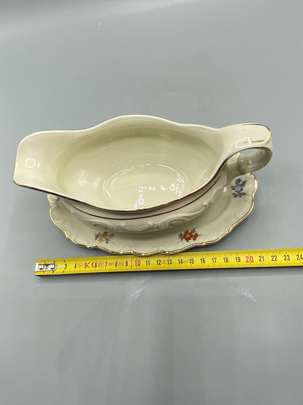 Saucière Schumann Arzberg – détail relief rocaille et bouquets floraux