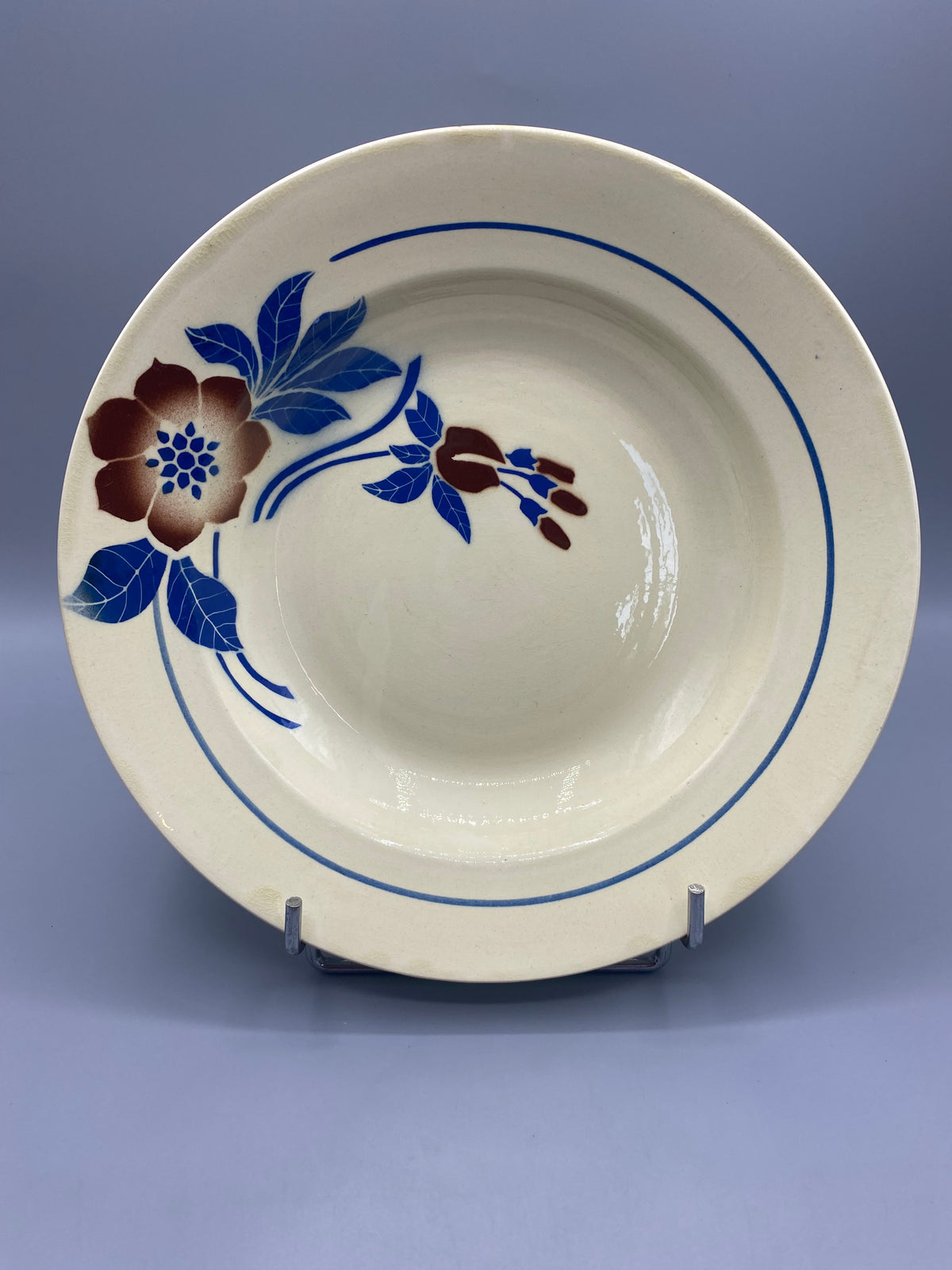 Plat creux faïence Art déco – vue de face, décor floral bleu et brun