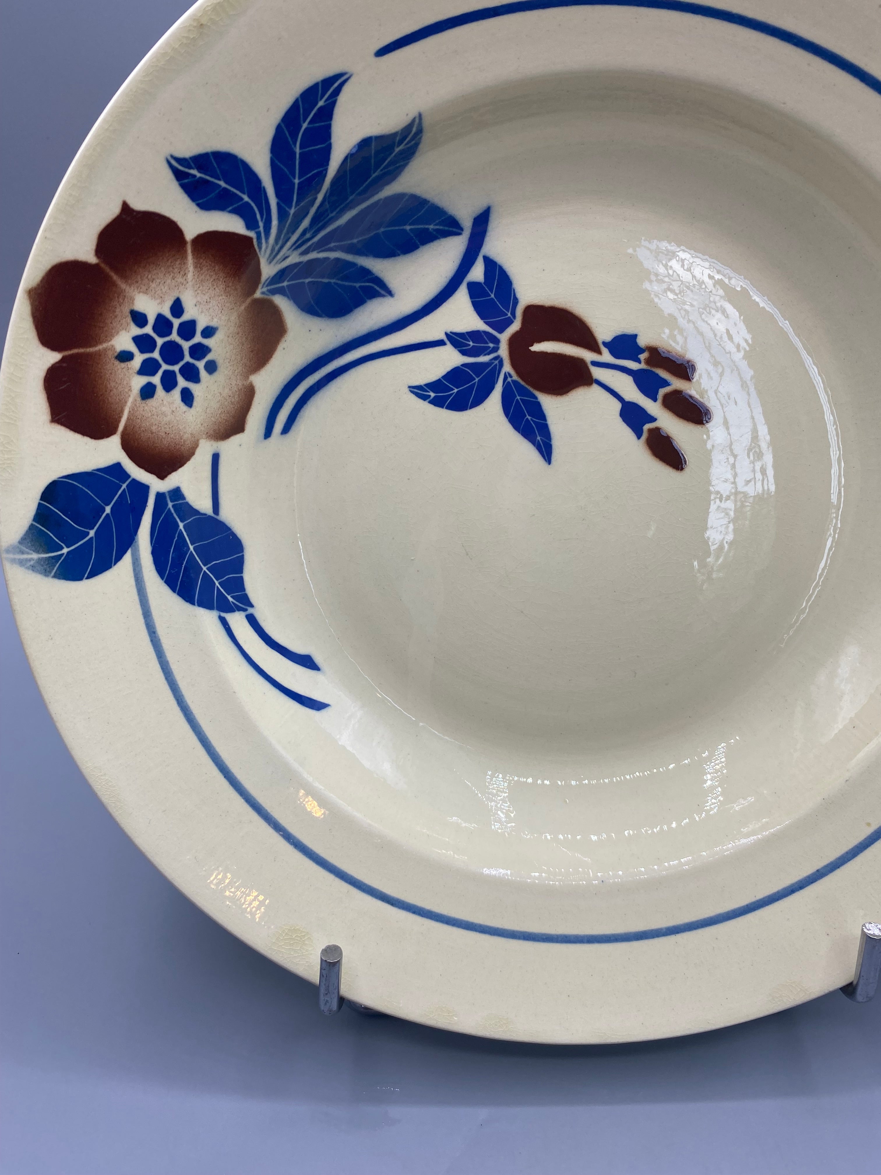 Plat creux faïence Art déco – détail grande fleur et feuillages bleu cobalt