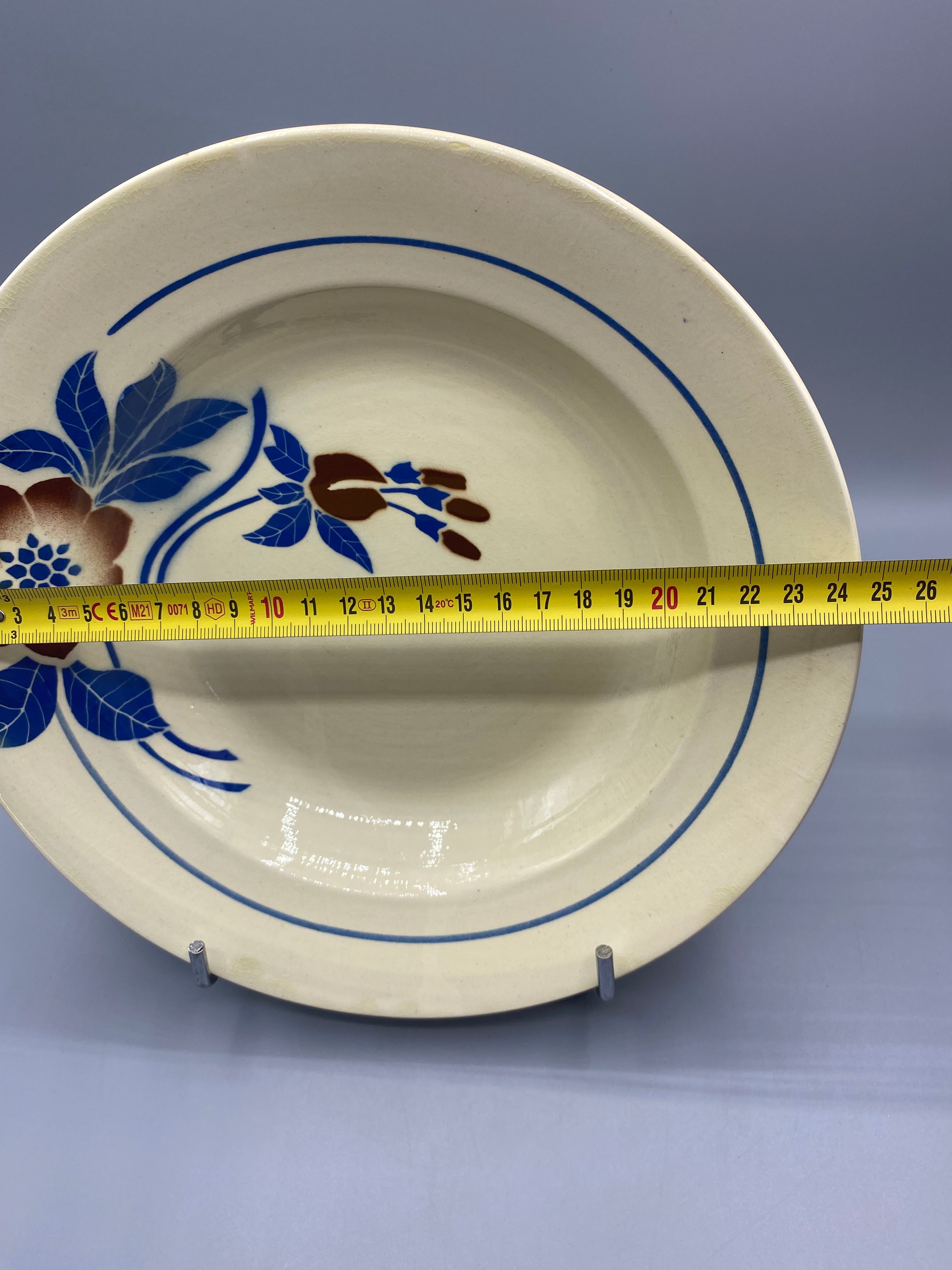 Plat creux faïence Art déco – diamètre mesuré environ 26 cm