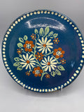 Grand plat mural céramique – vue de face, décor floral marguerites fond bleu profond
