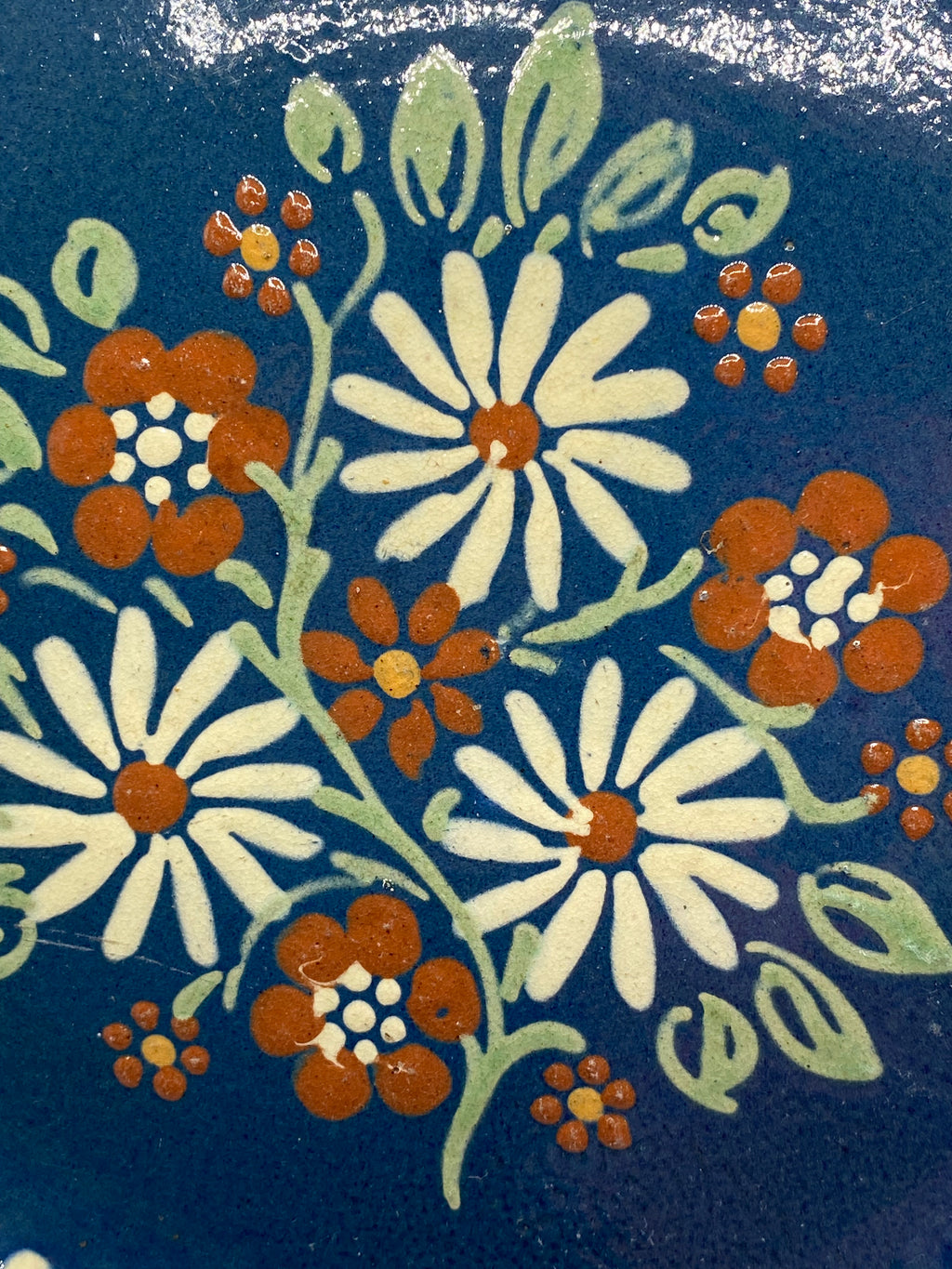 Grand plat mural céramique – détail marguerites crème et fleurs brun-orangé