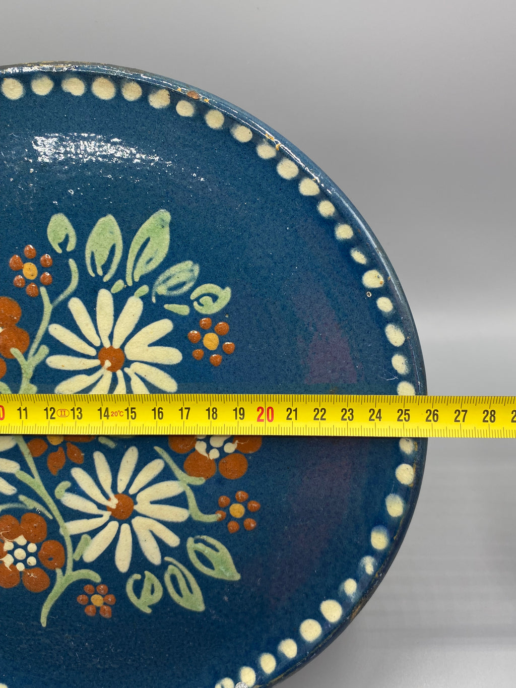 Grand plat mural céramique – diamètre mesuré environ 28 cm