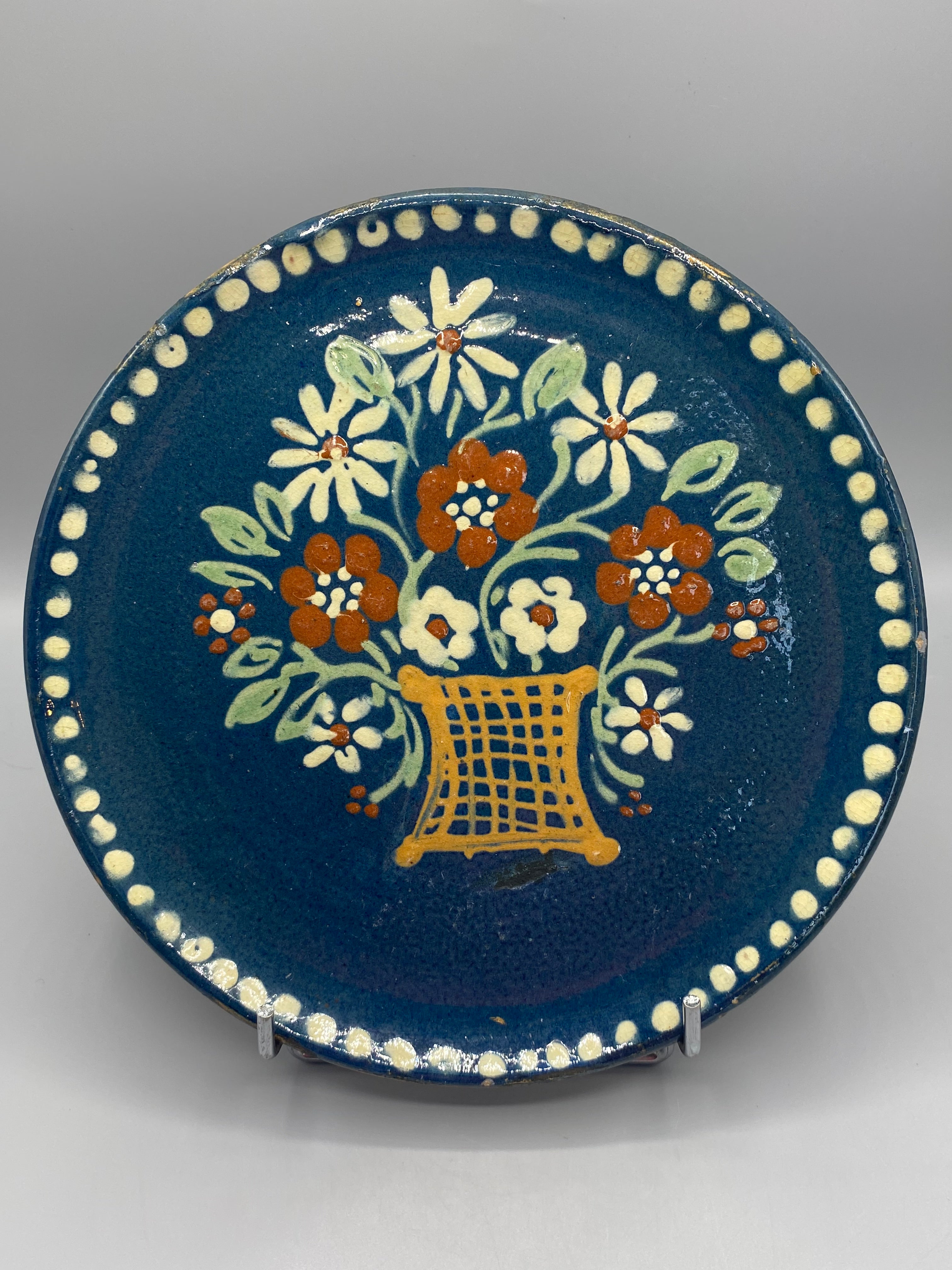 Grand plat mural céramique – vue de face, panier fleuri fond bleu profond