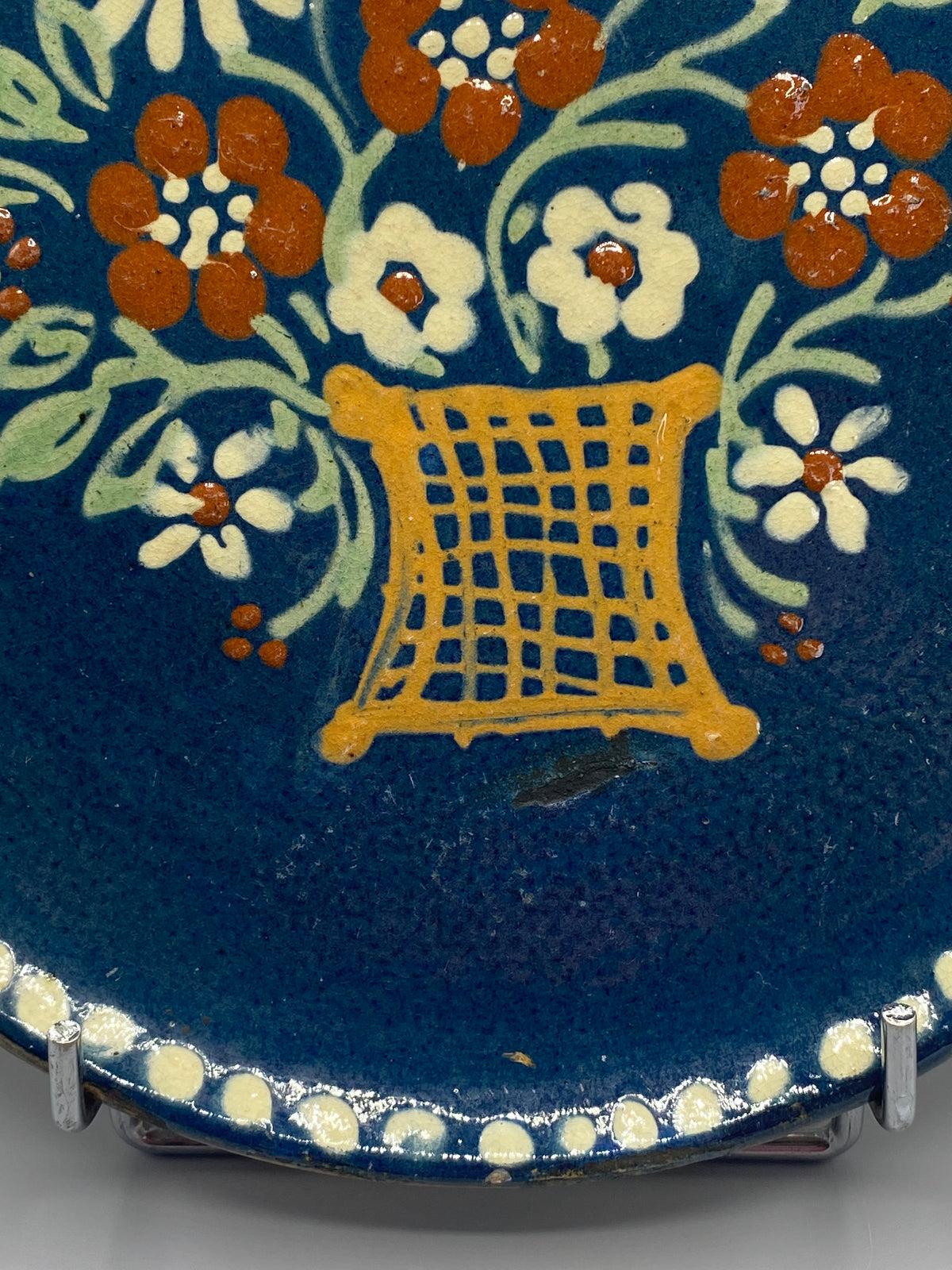 Grand plat mural céramique – détail marguerites crème et feuillages vert tendre