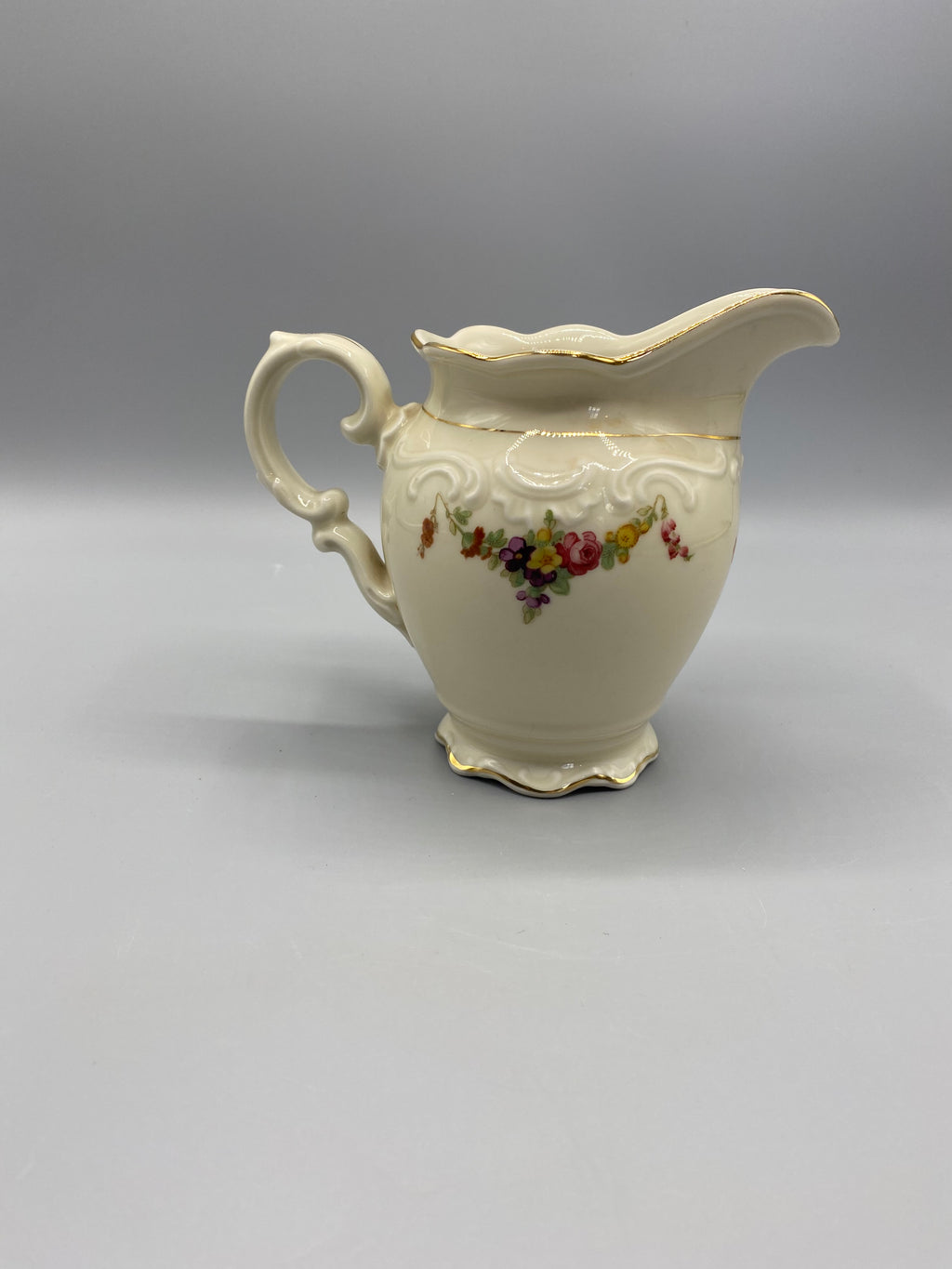 Pot à lait Schumann Arzberg – vue de trois quarts, décor floral guirlande